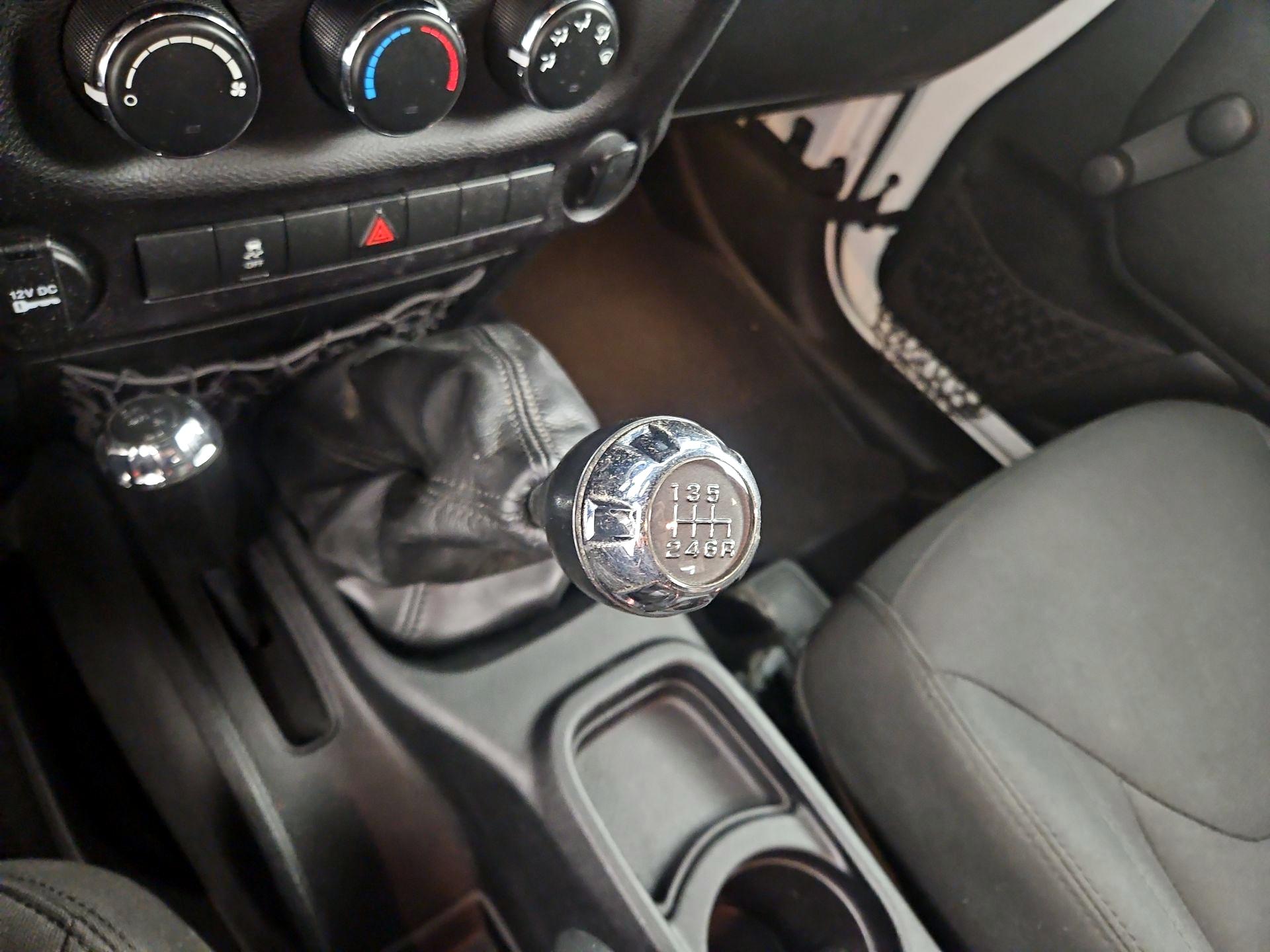 Thumbnail: 2015 Jeep Wrangler - 15