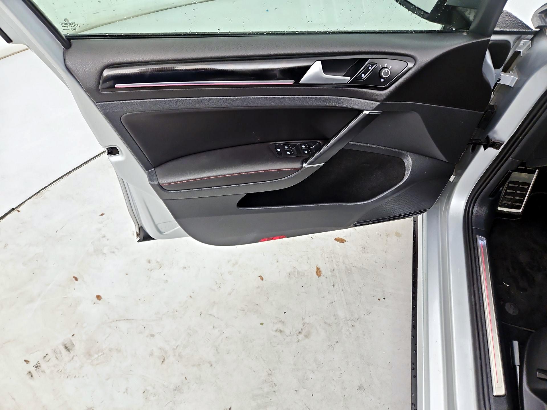 Thumbnail: 2017 Volkswagen Golf - 12