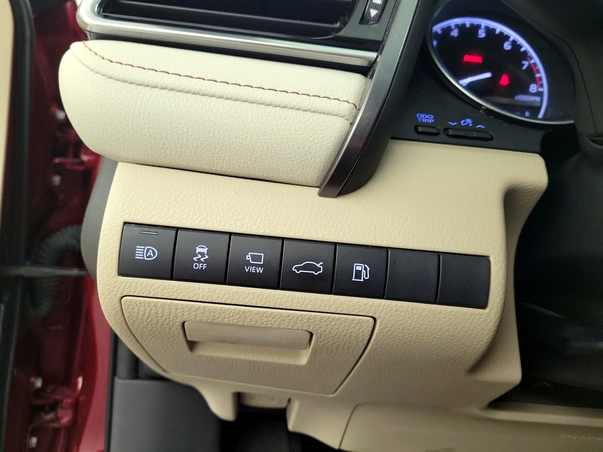 Thumbnail: 2018 Toyota Camry - 13