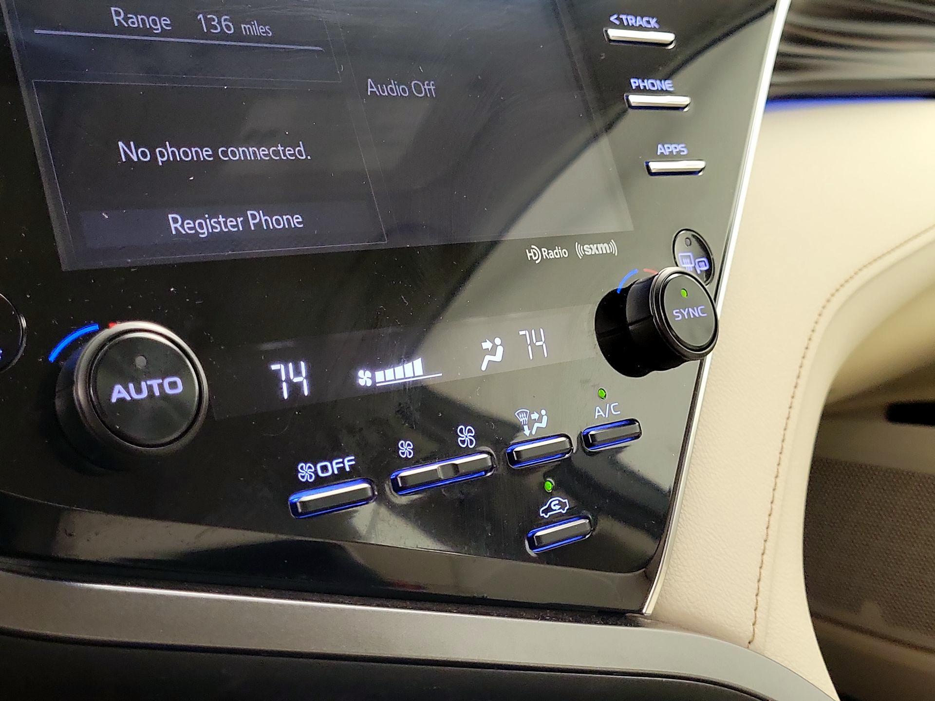 Thumbnail: 2018 Toyota Camry - 16