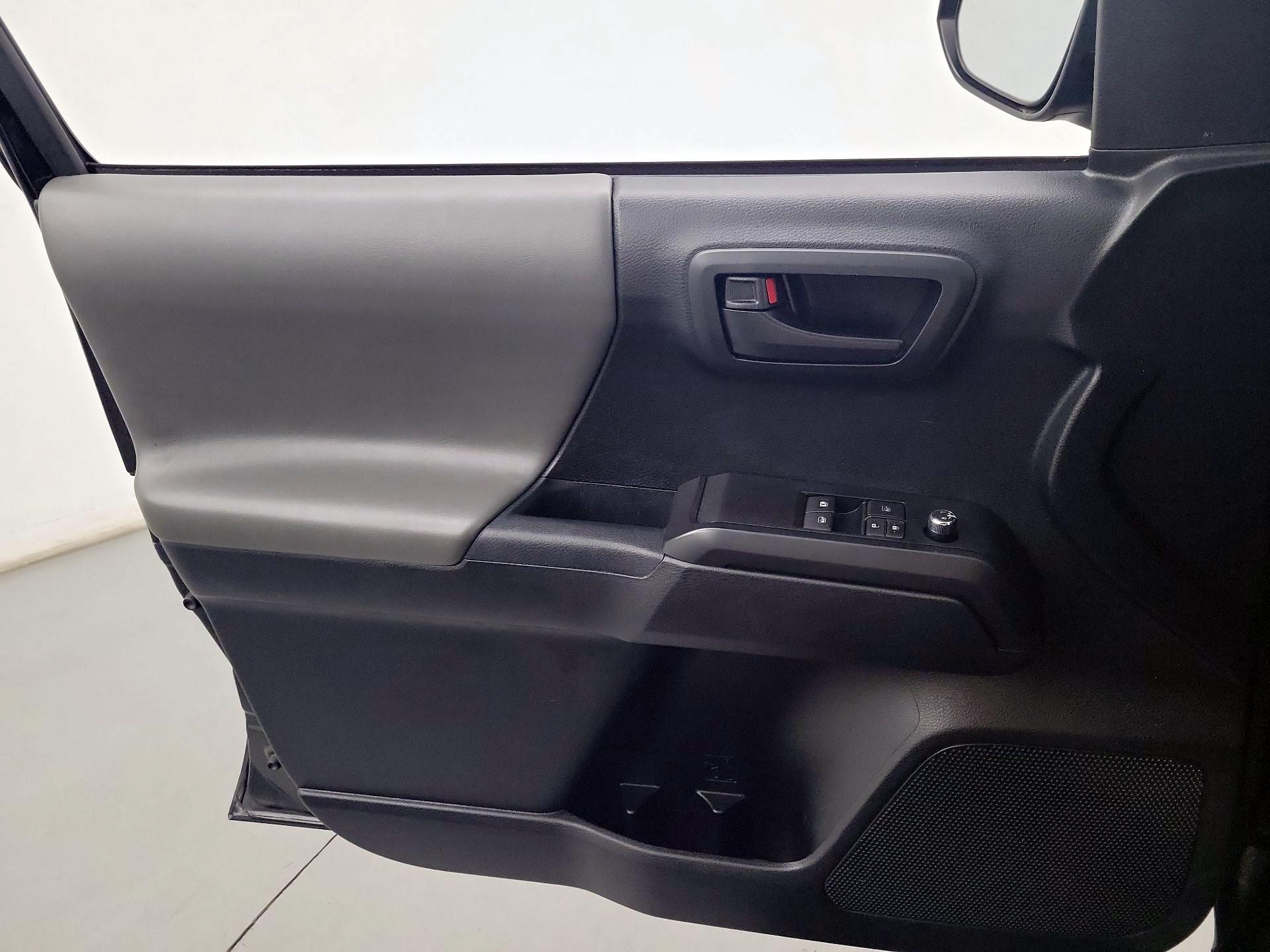 Thumbnail: 2017 Toyota Tacoma - 10