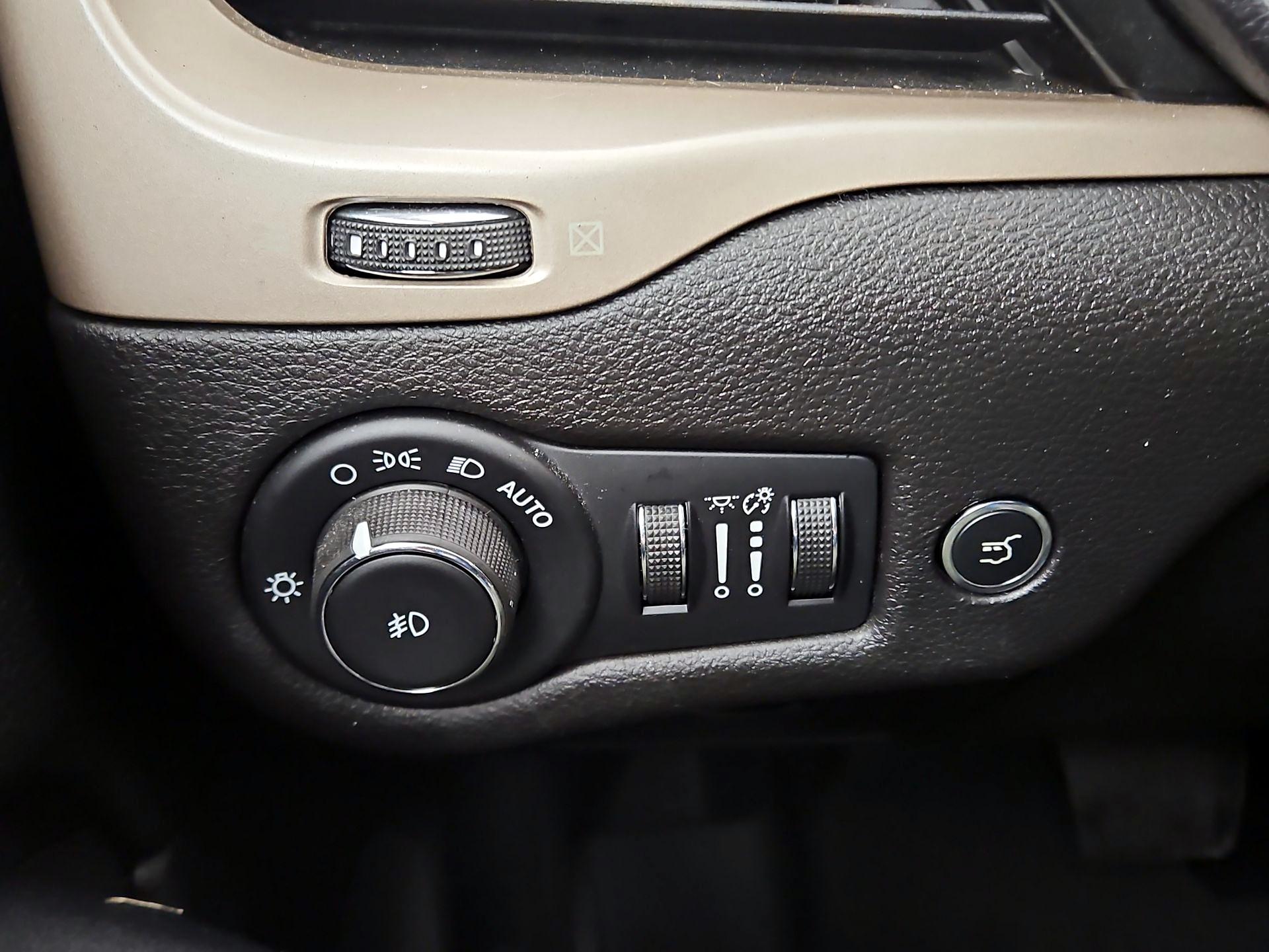 Thumbnail: 2017 Jeep Cherokee - 13