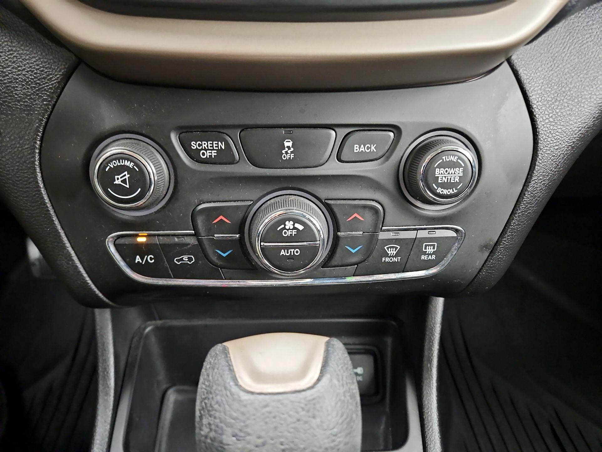 Thumbnail: 2017 Jeep Cherokee - 17