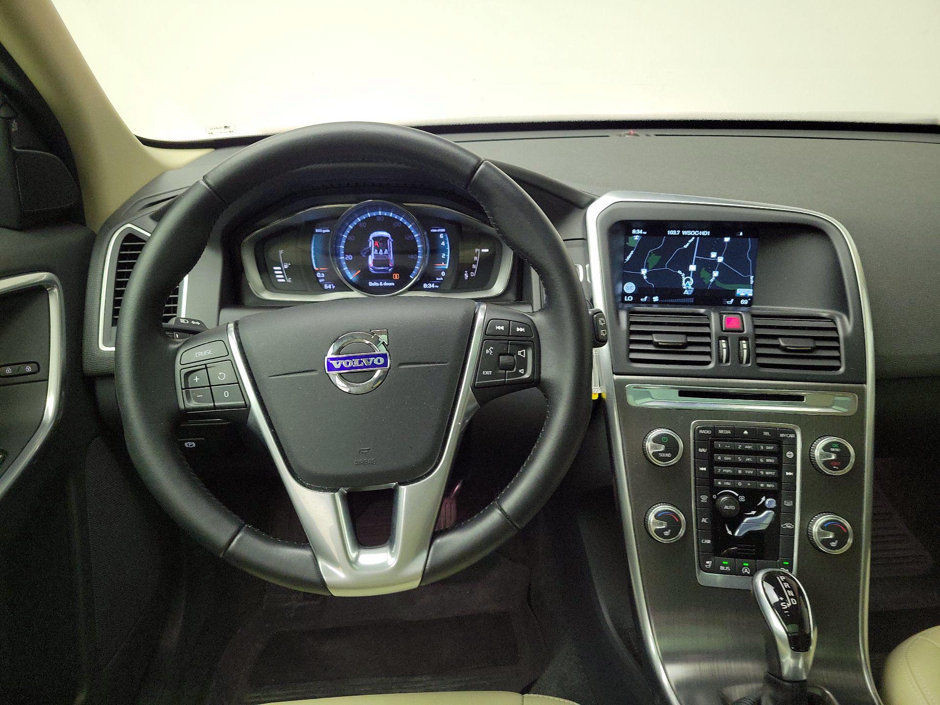 Thumbnail: 2016 Volvo XC60 - 10