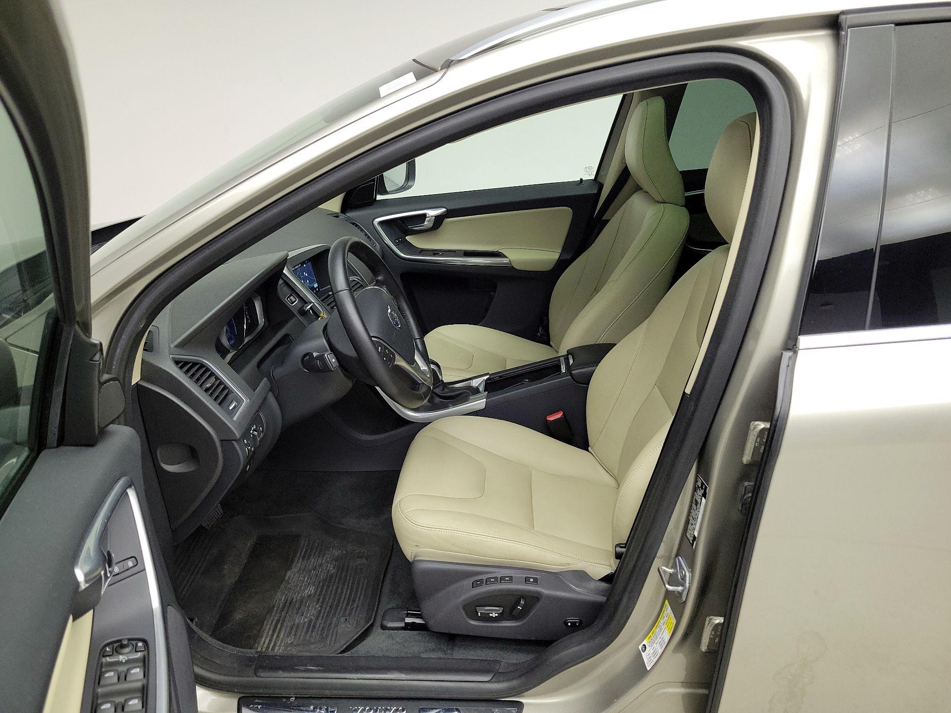 Thumbnail: 2016 Volvo XC60 - 11