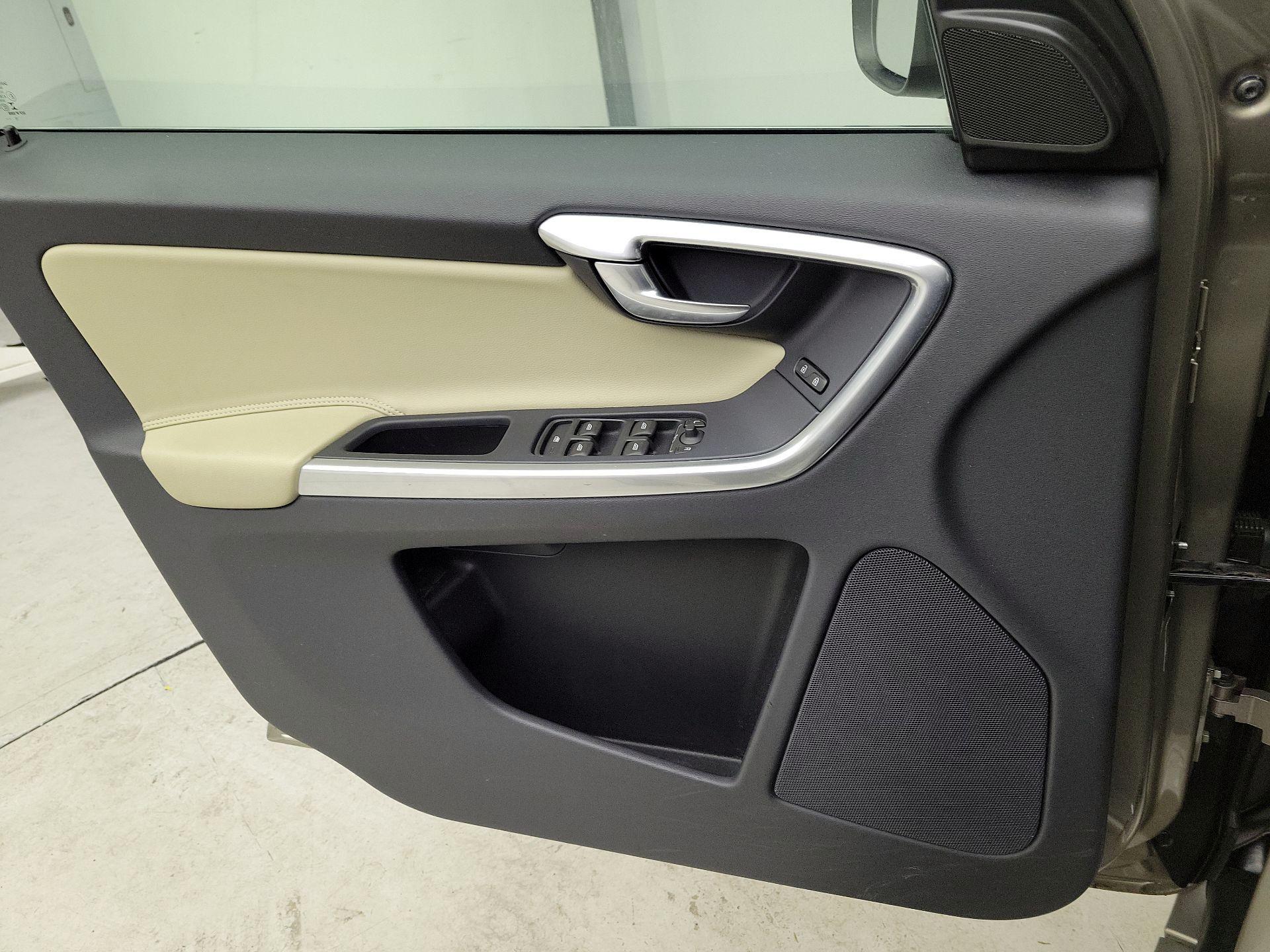 Thumbnail: 2016 Volvo XC60 - 12