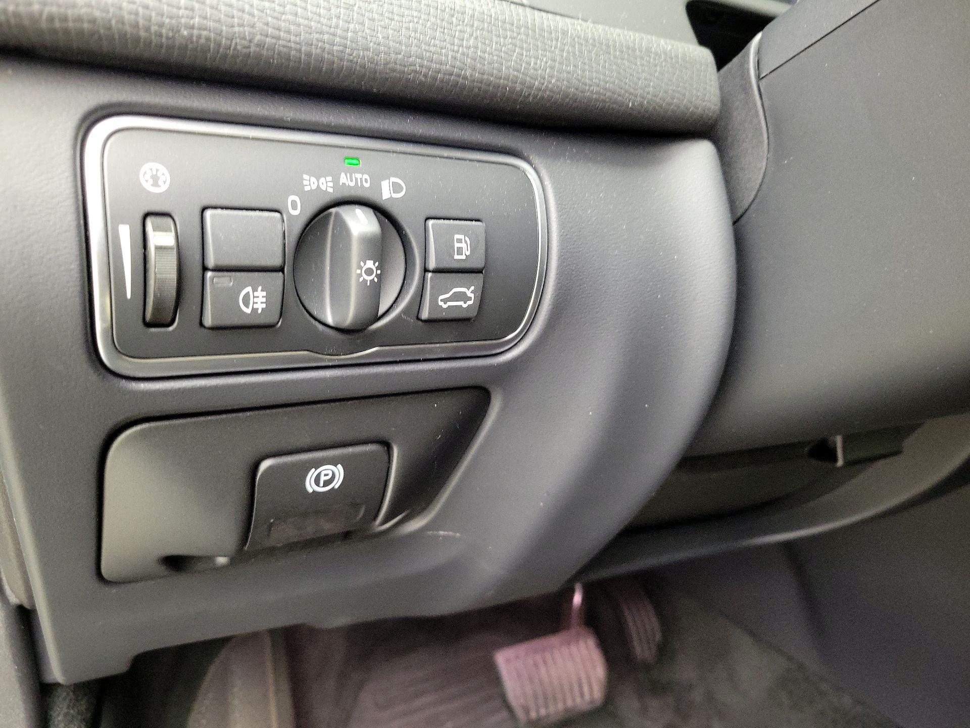 Thumbnail: 2016 Volvo XC60 - 13