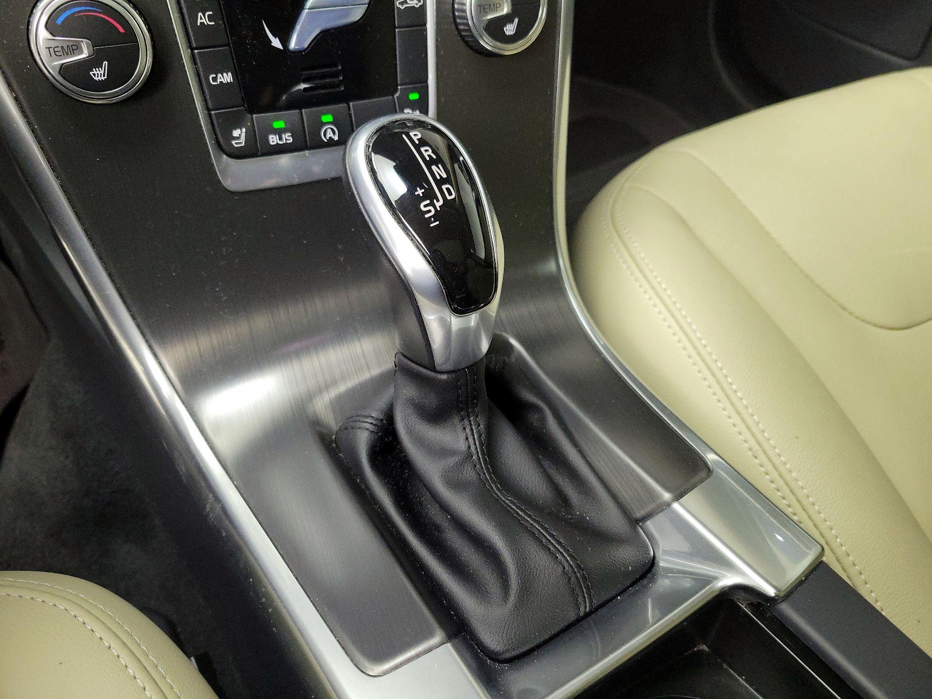 Thumbnail: 2016 Volvo XC60 - 18