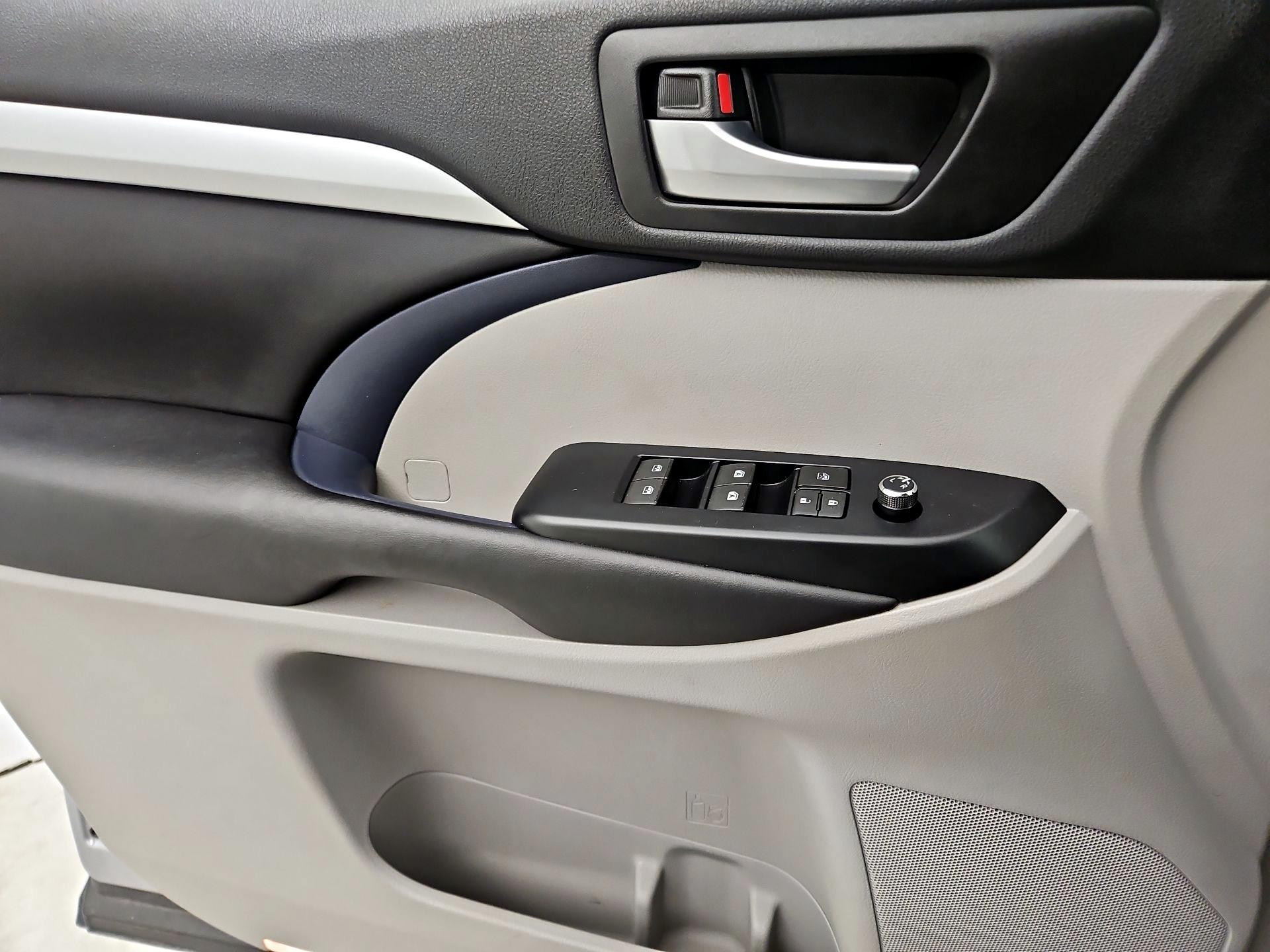 Thumbnail: 2016 Toyota Highlander - 12