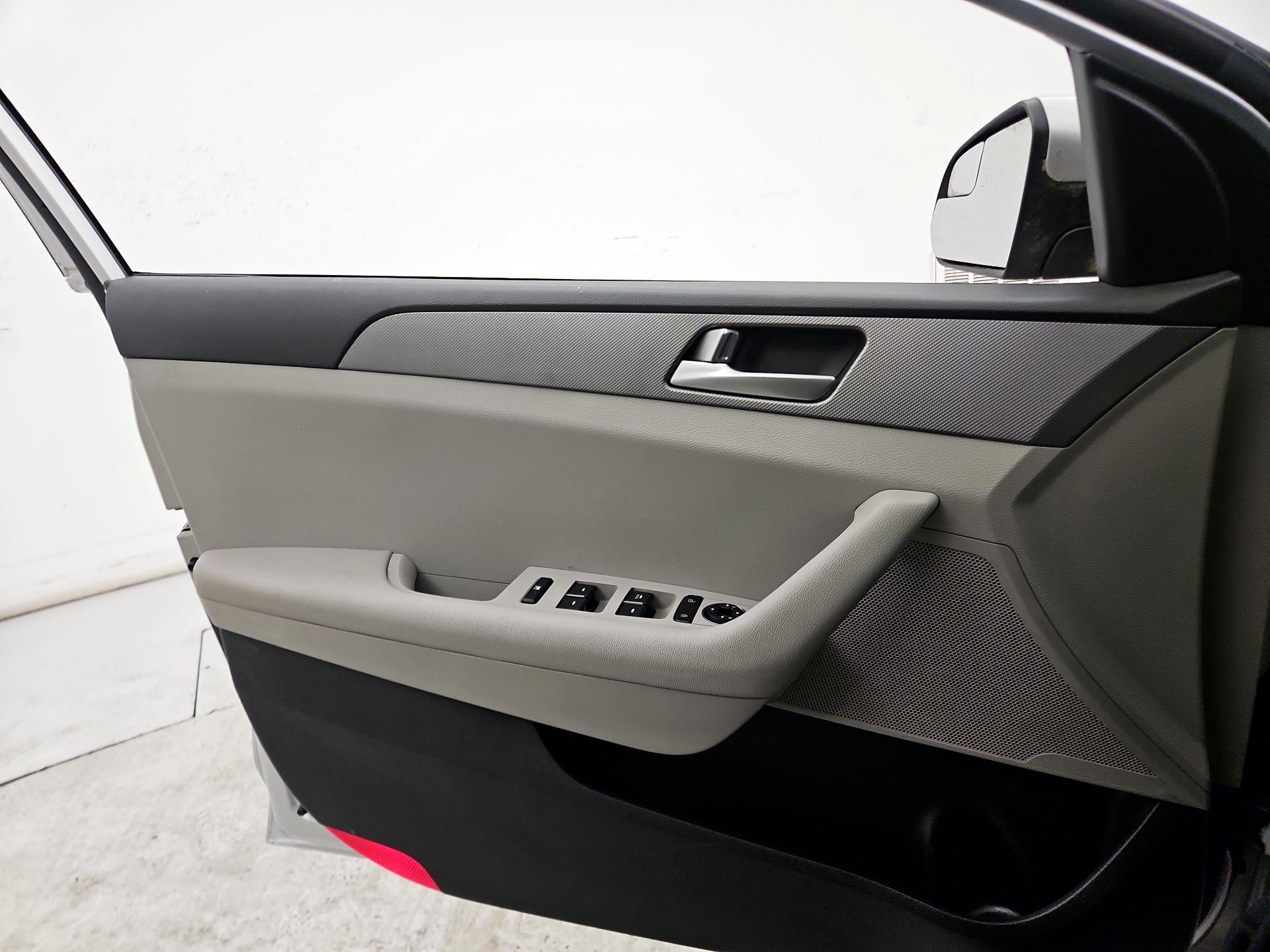 Thumbnail: 2015 Hyundai Sonata - 12