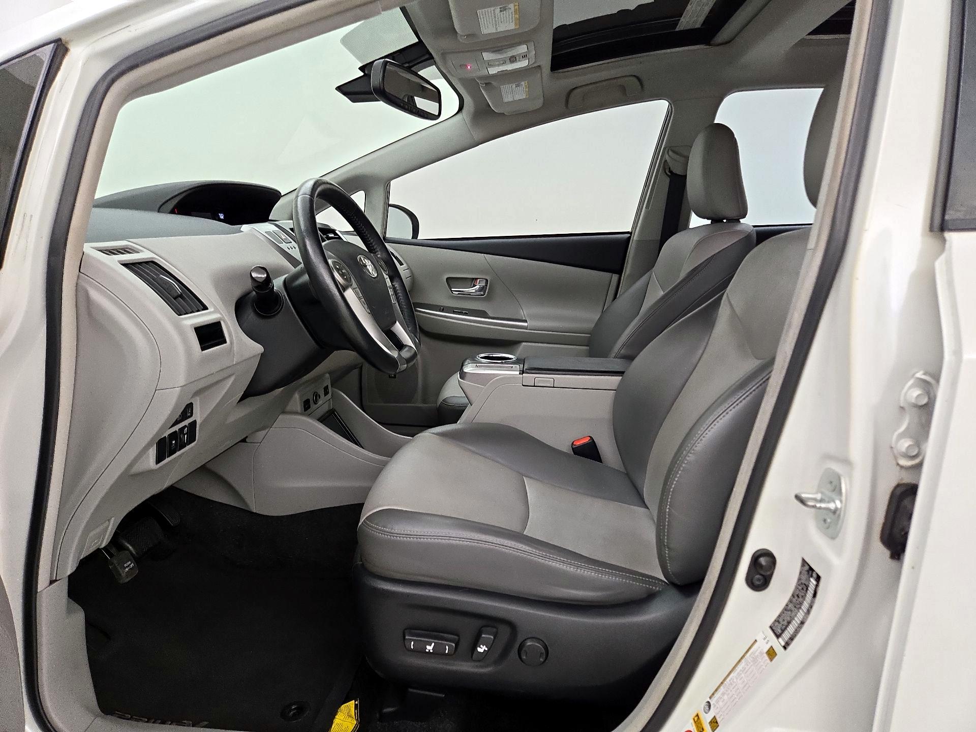 Thumbnail: 2017 Toyota Prius v - 11
