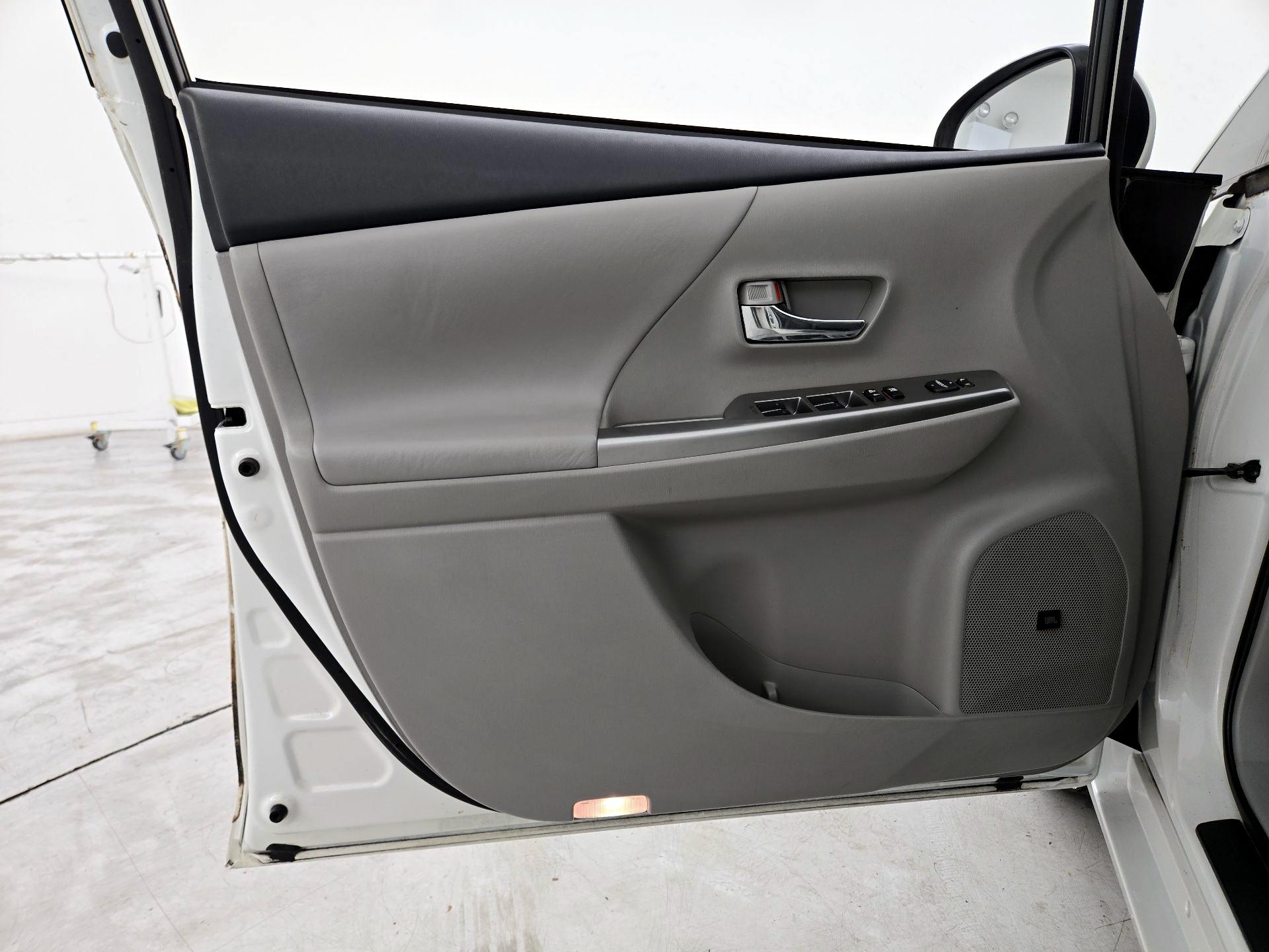 Thumbnail: 2017 Toyota Prius v - 12