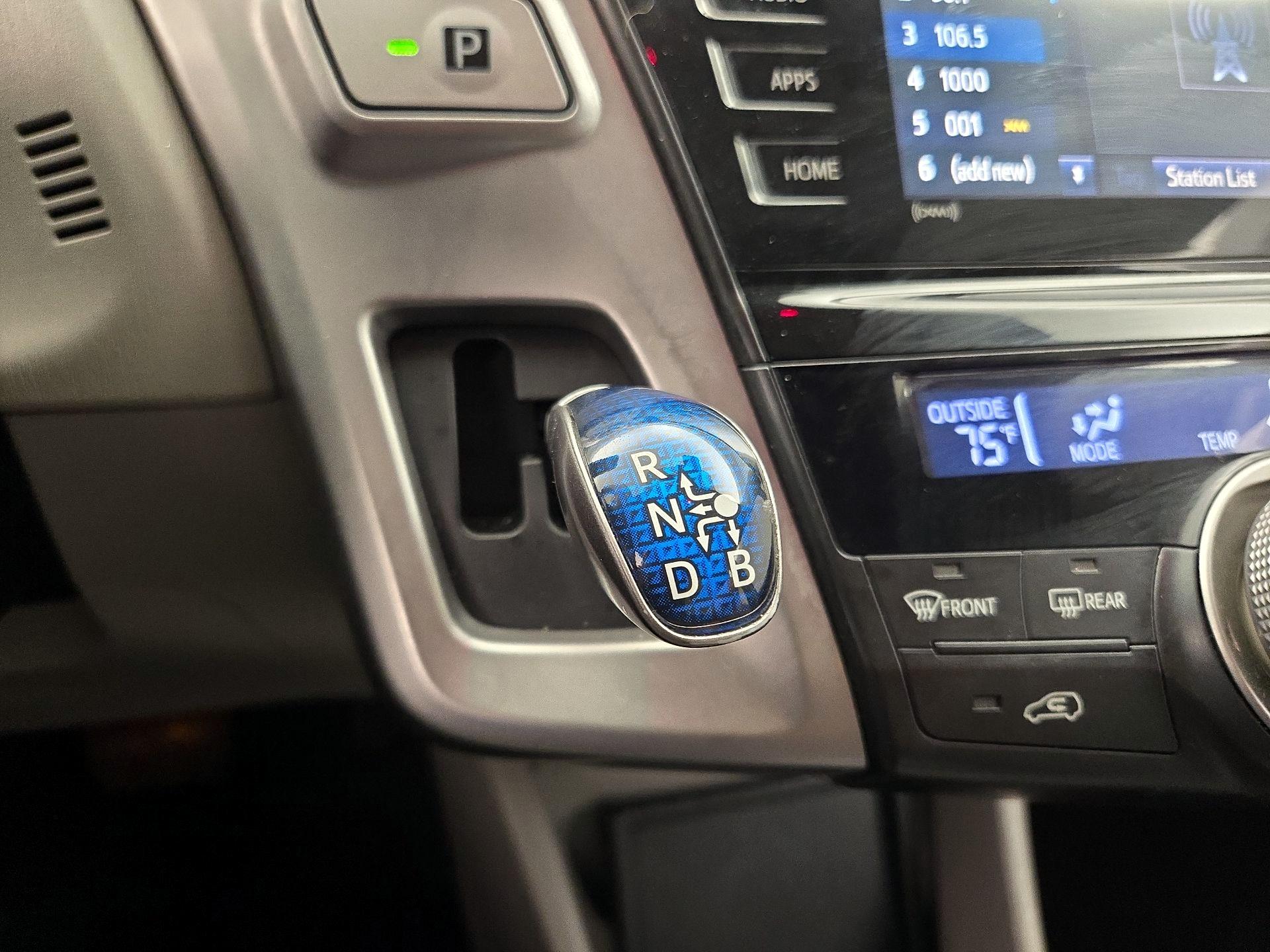 Thumbnail: 2017 Toyota Prius v - 18