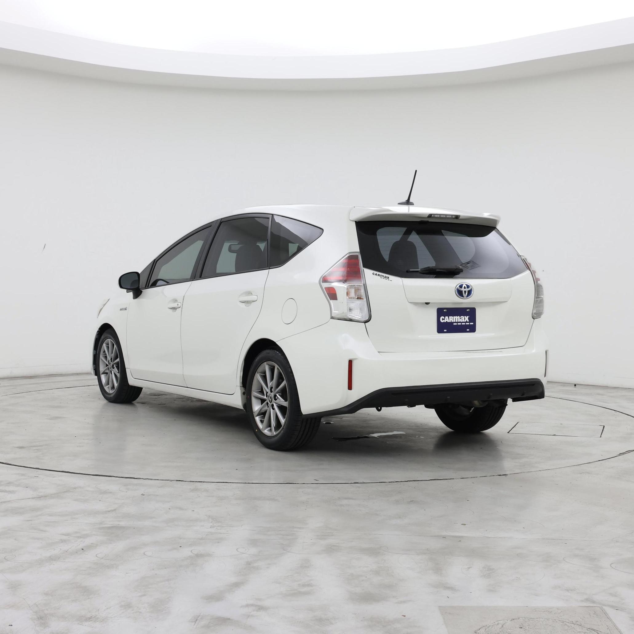 Thumbnail: 2017 Toyota Prius v - 2
