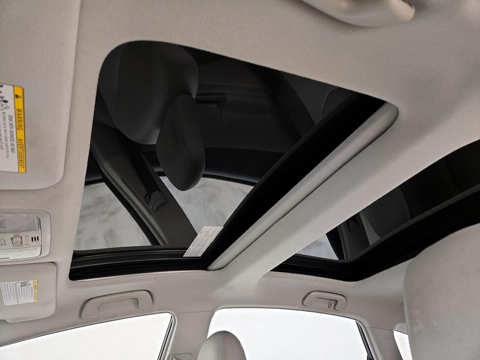 Thumbnail: 2017 Toyota Prius v - 20