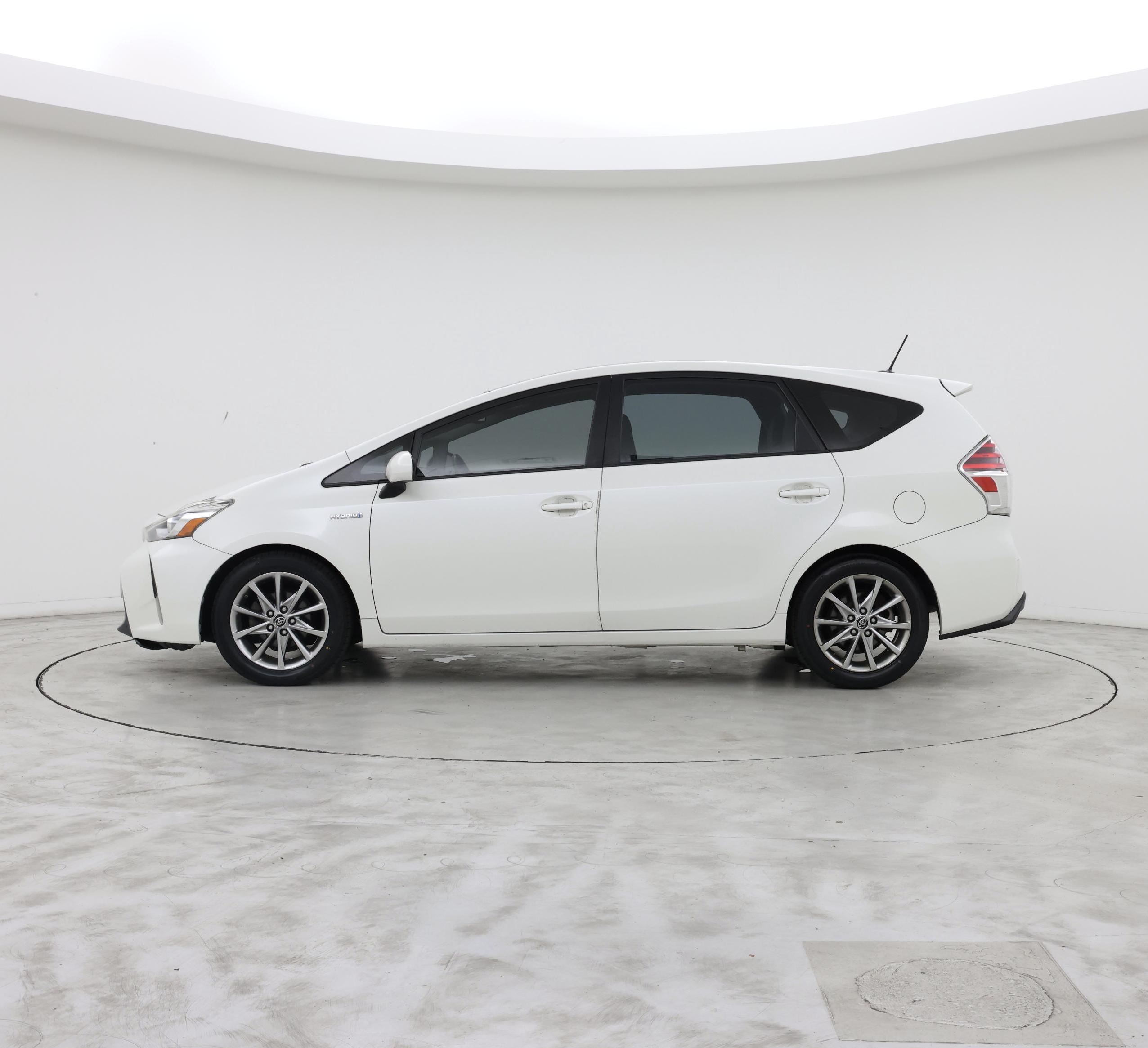 Thumbnail: 2017 Toyota Prius v - 3