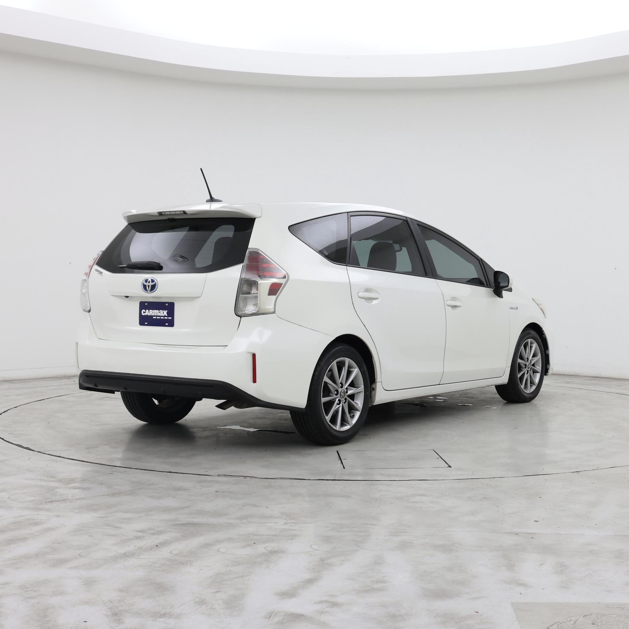 Thumbnail: 2017 Toyota Prius v - 8