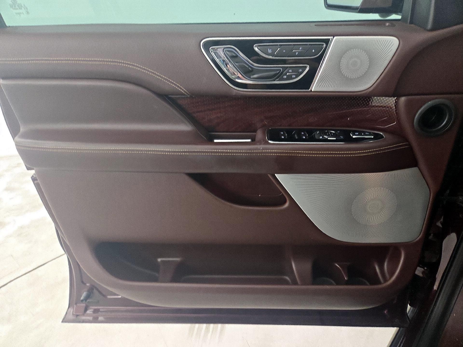 Thumbnail: 2019 Lincoln Navigator - 12