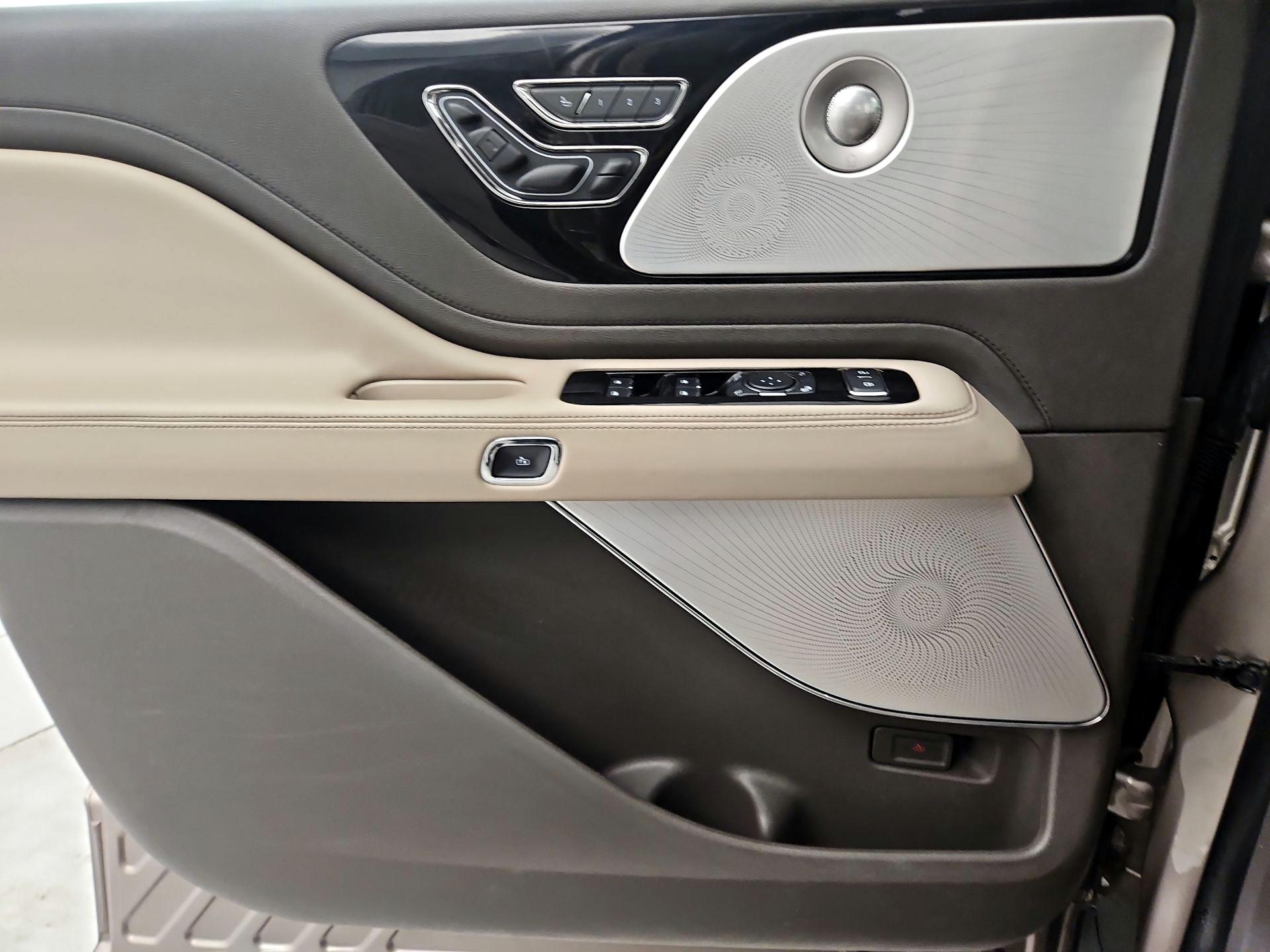 Thumbnail: 2020 Lincoln Aviator - 12