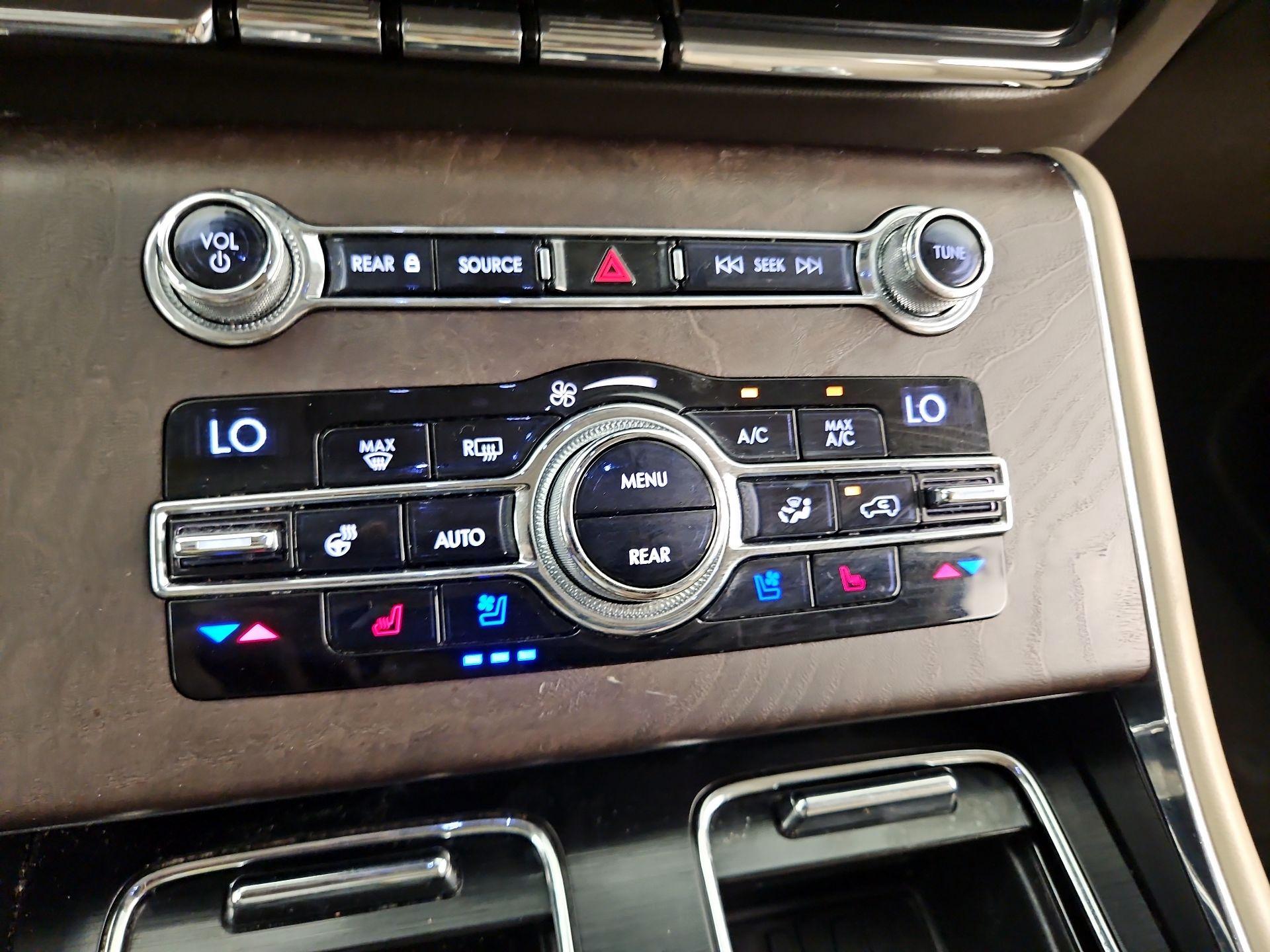 Thumbnail: 2020 Lincoln Aviator - 17