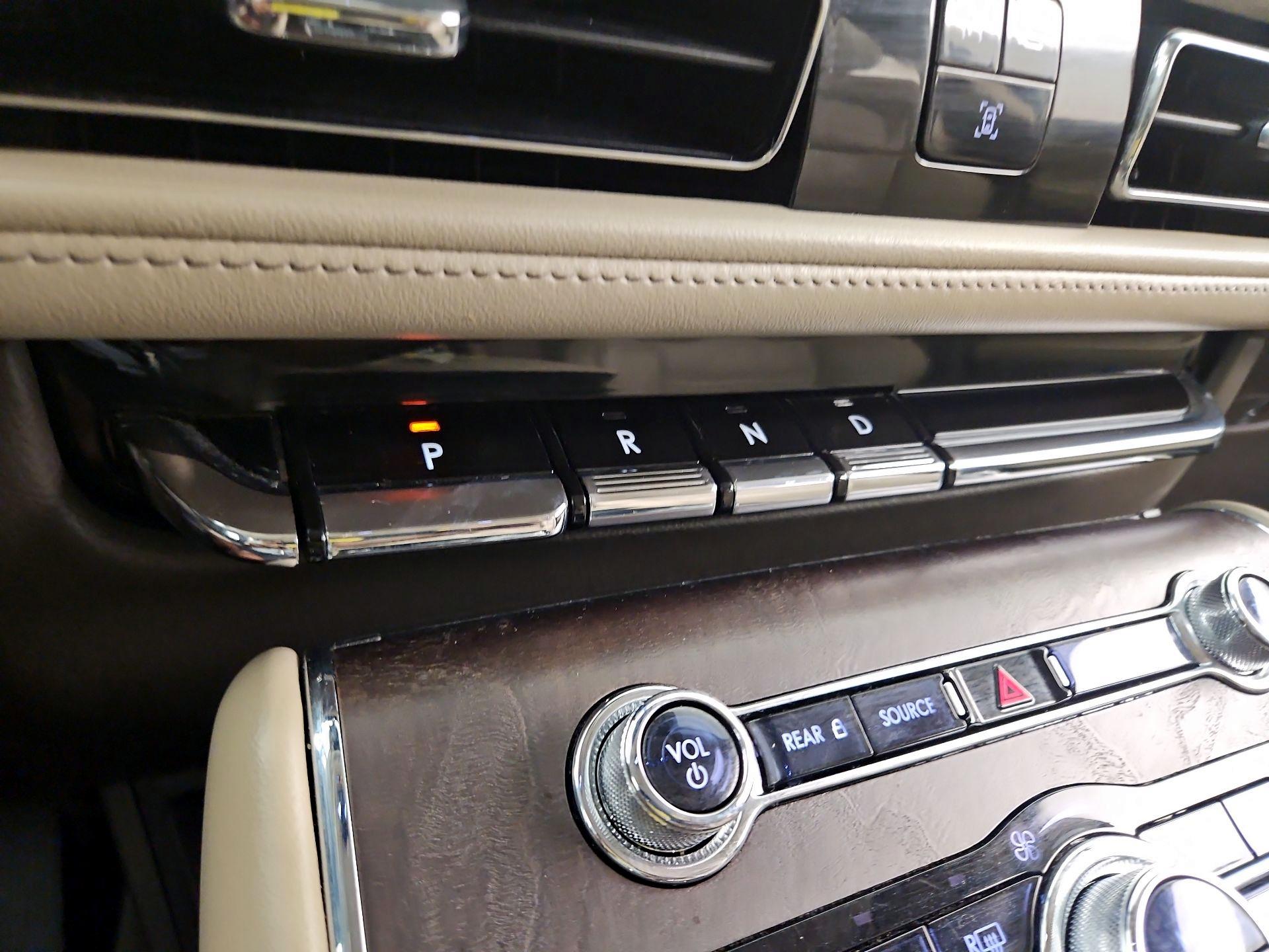 Thumbnail: 2020 Lincoln Aviator - 18