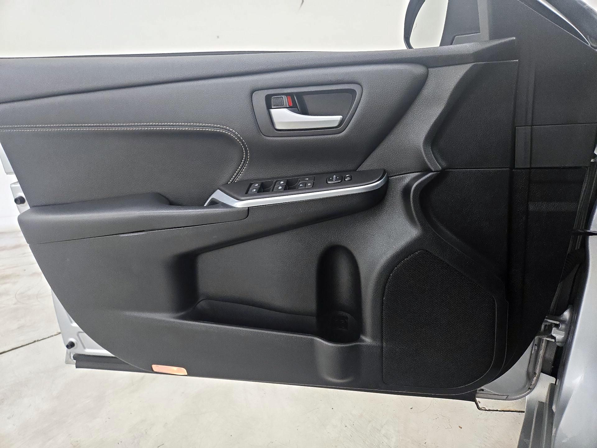Thumbnail: 2015 Toyota Camry - 12