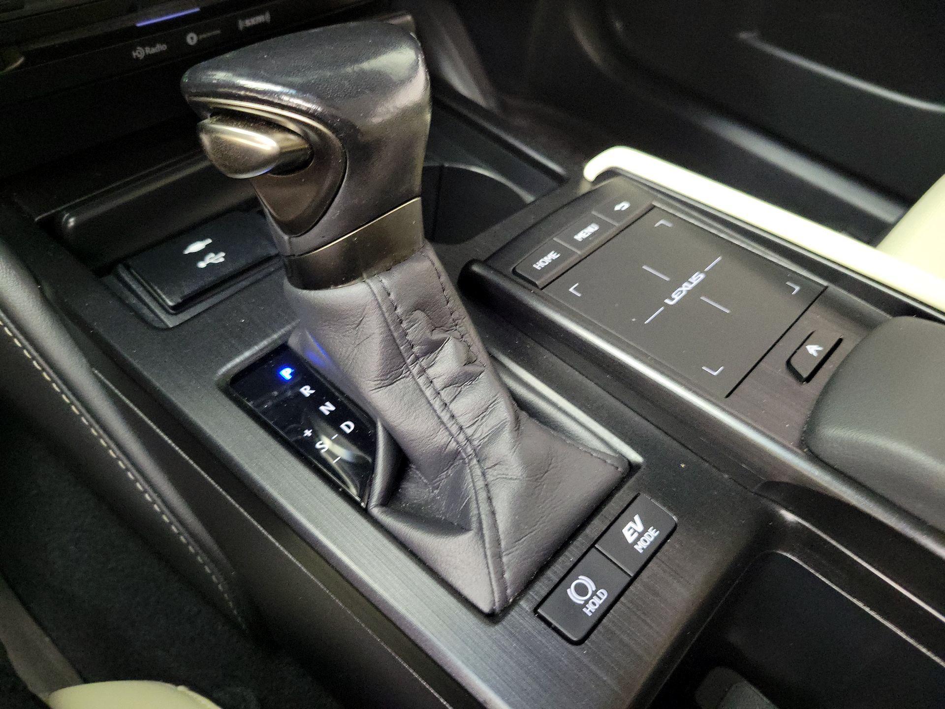 Thumbnail: 2022 Lexus ES - 17