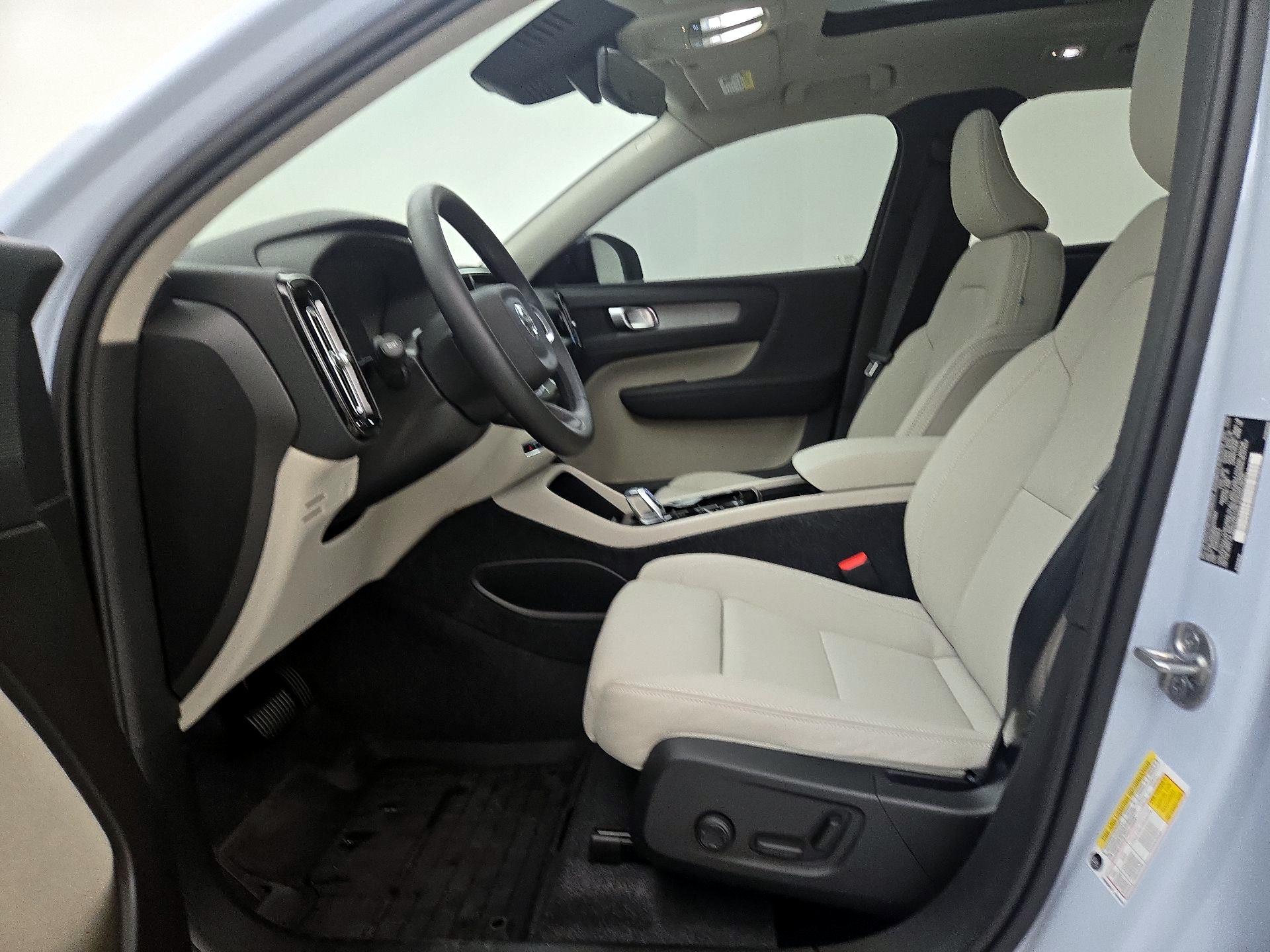 Thumbnail: 2025 Volvo XC40 - 11