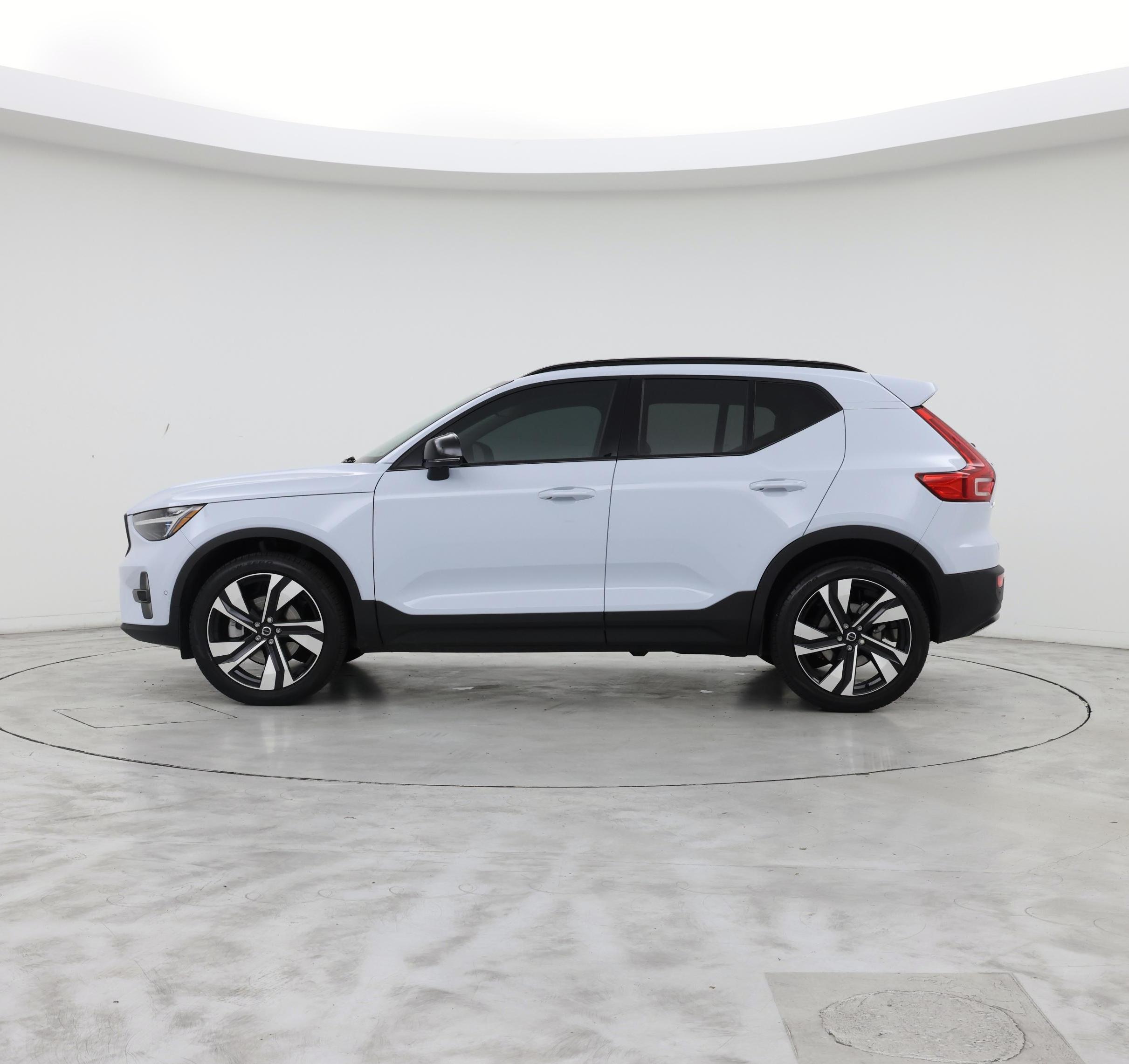 Thumbnail: 2025 Volvo XC40 - 3