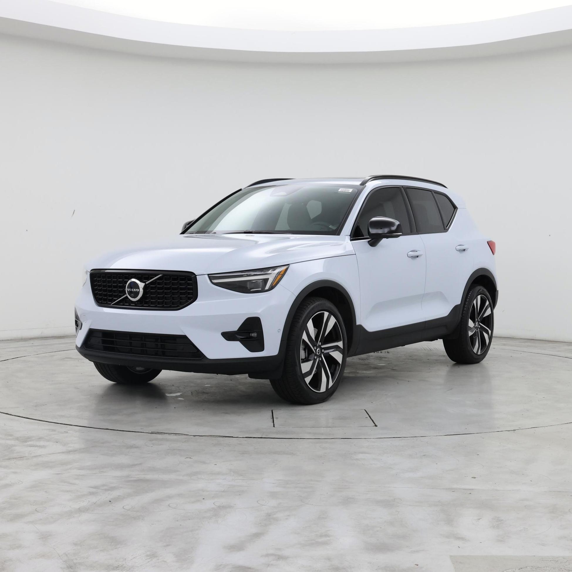 Thumbnail: 2025 Volvo XC40 - 4