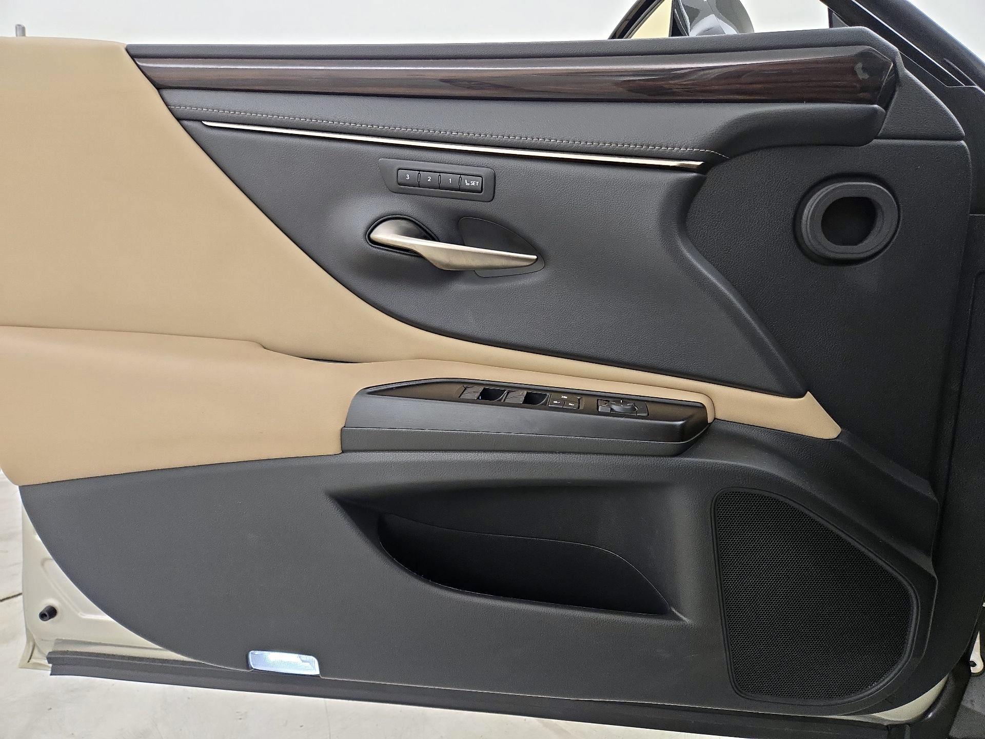 Thumbnail: 2019 Lexus ES - 12