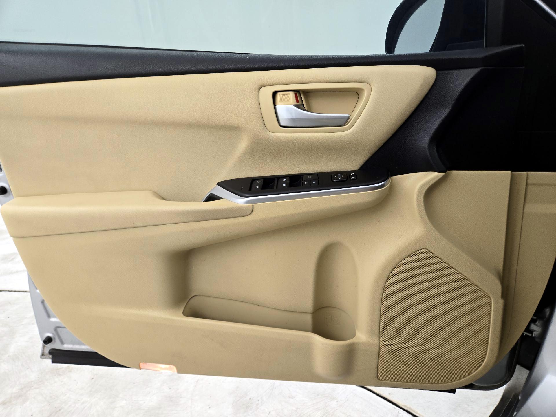 Thumbnail: 2016 Toyota Camry - 10