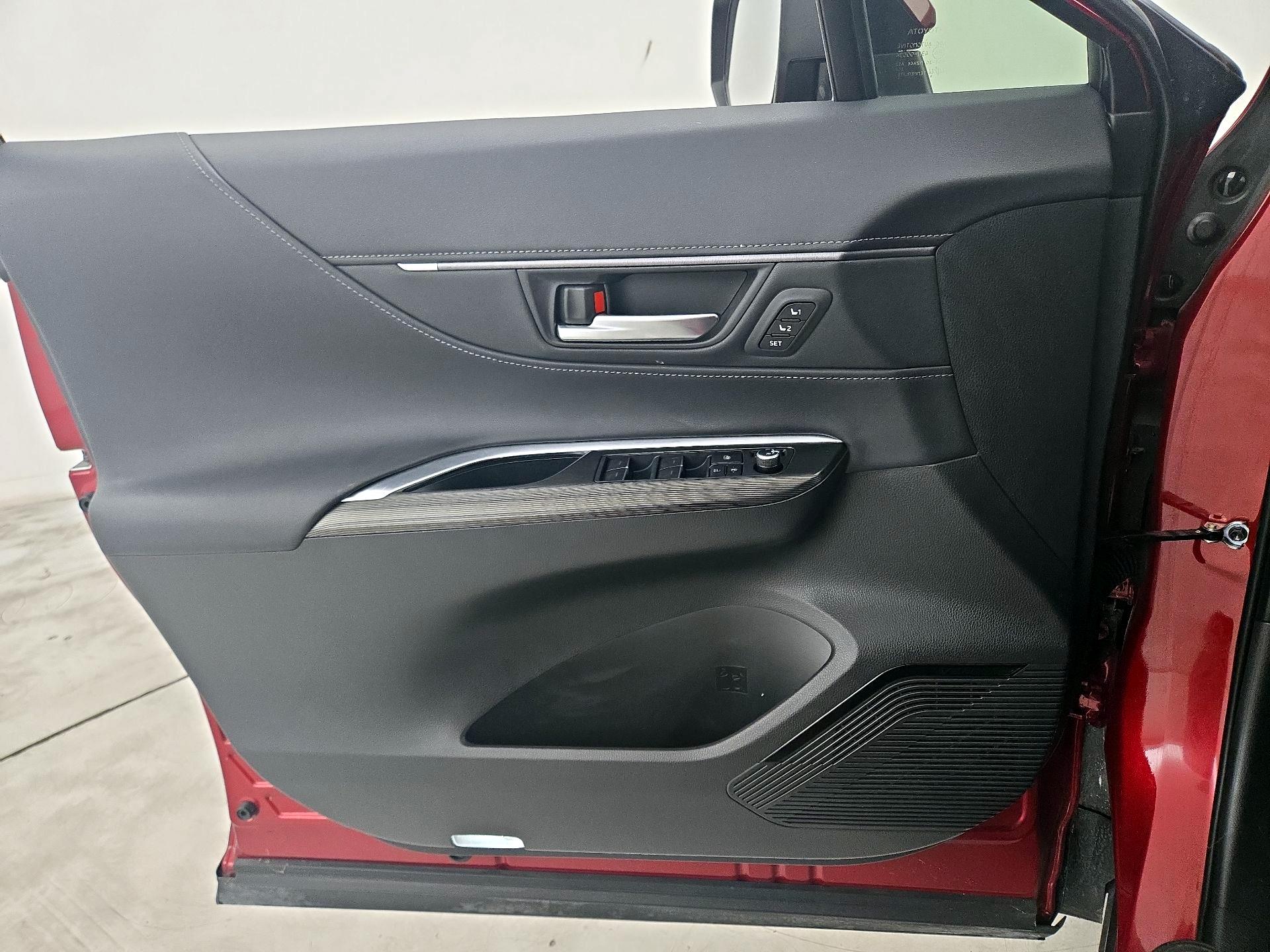 Thumbnail: 2022 Toyota Venza - 12