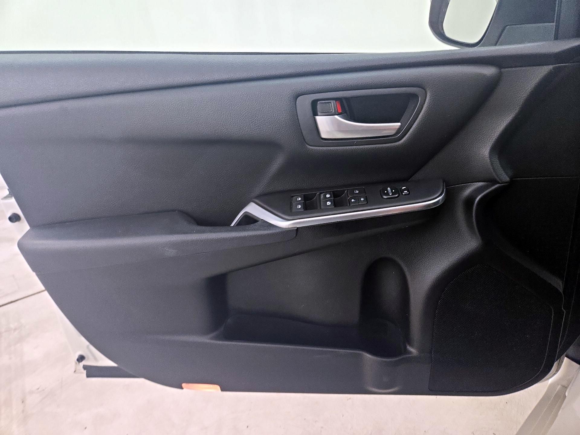Thumbnail: 2016 Toyota Camry - 12