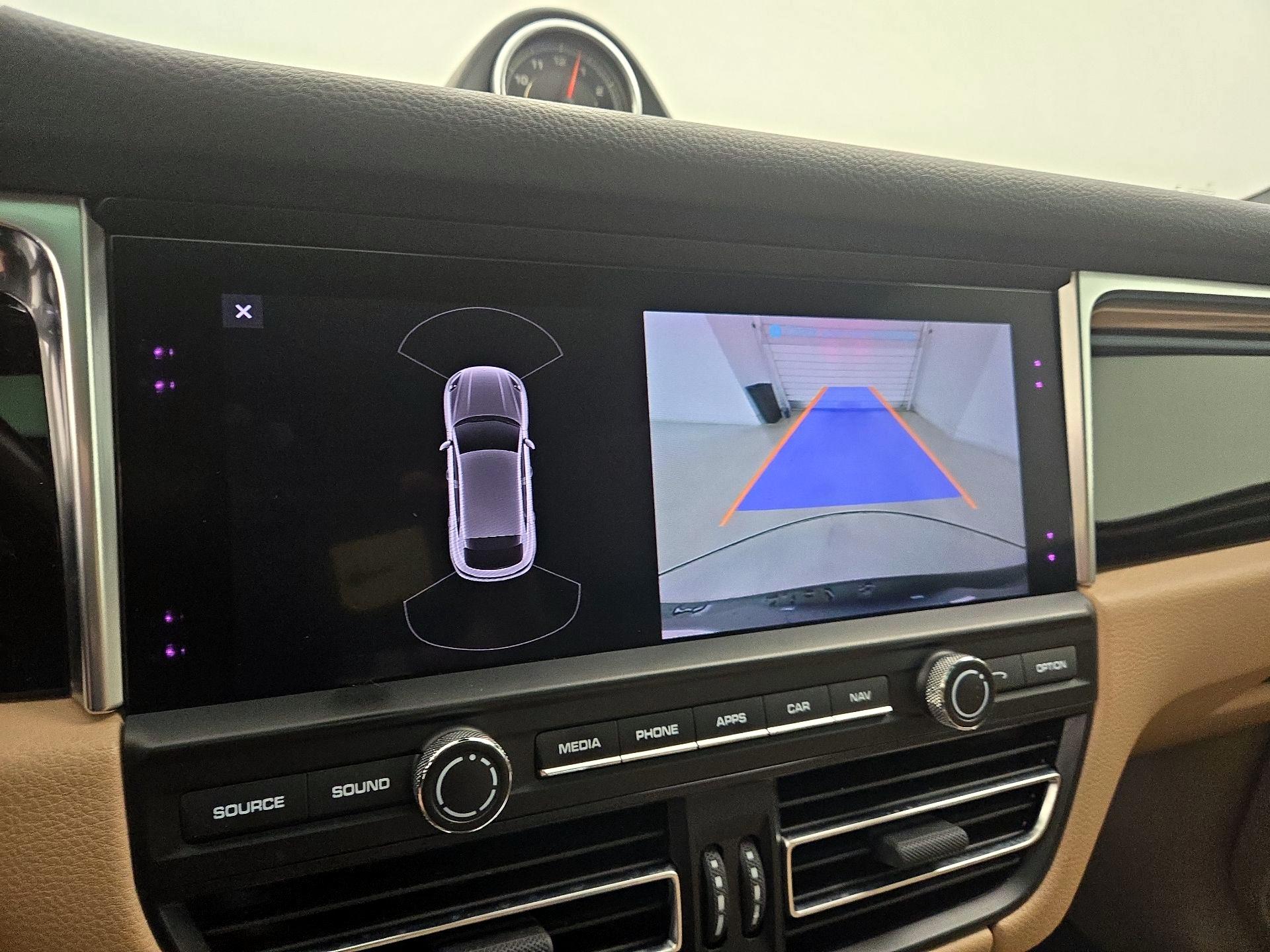 Thumbnail: 2020 Porsche Macan - 15