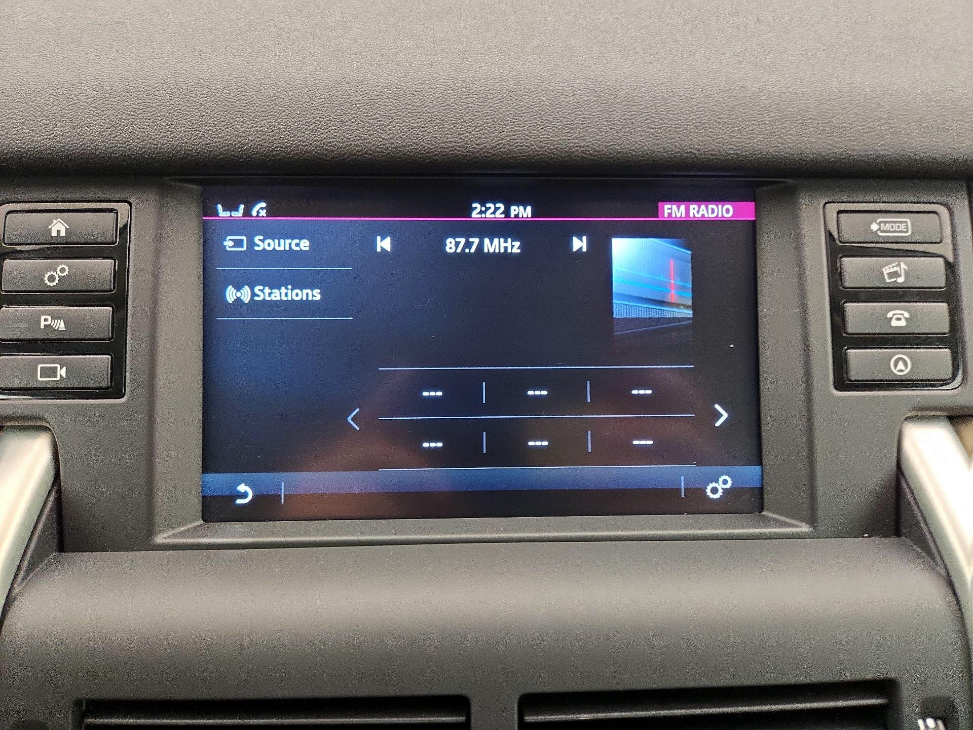 Thumbnail: 2018 Land Rover Discovery Sport - 16