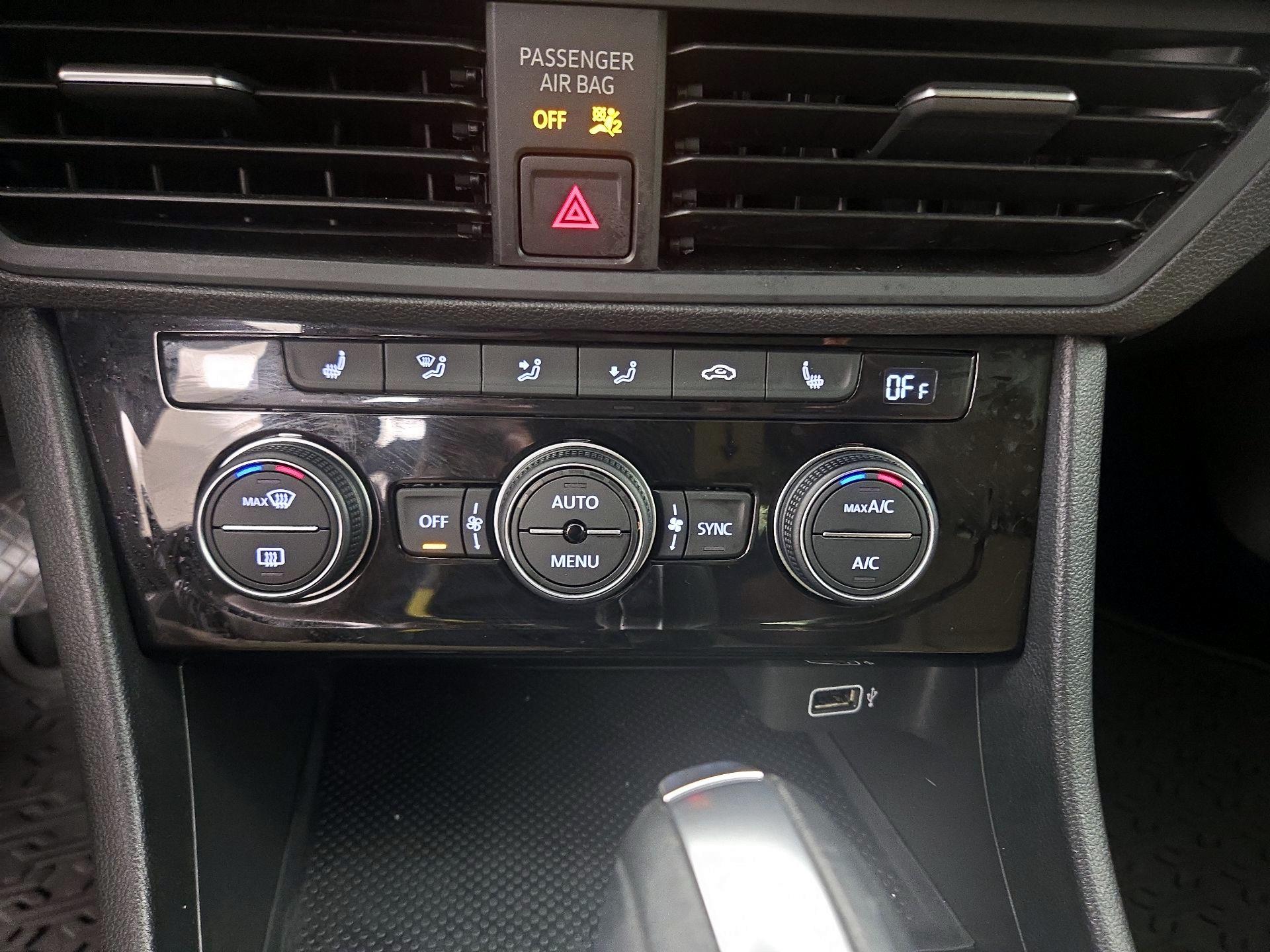 Thumbnail: 2019 Volkswagen Jetta - 16