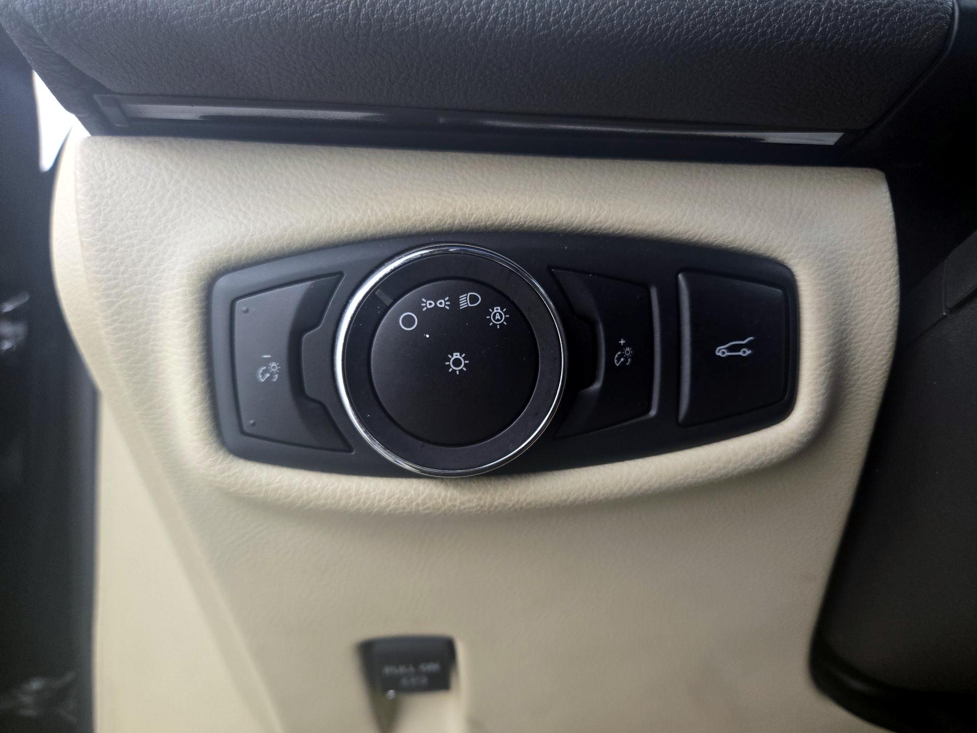 Thumbnail: 2015 Lincoln MKZ - 13