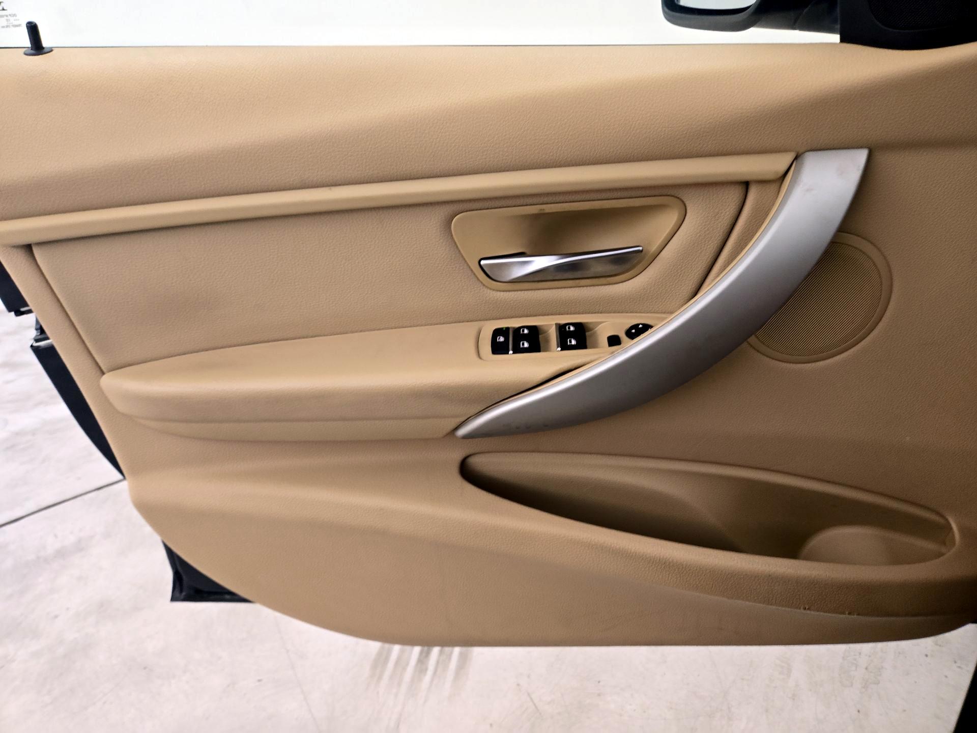 Thumbnail: 2016 BMW 3 Series - 12