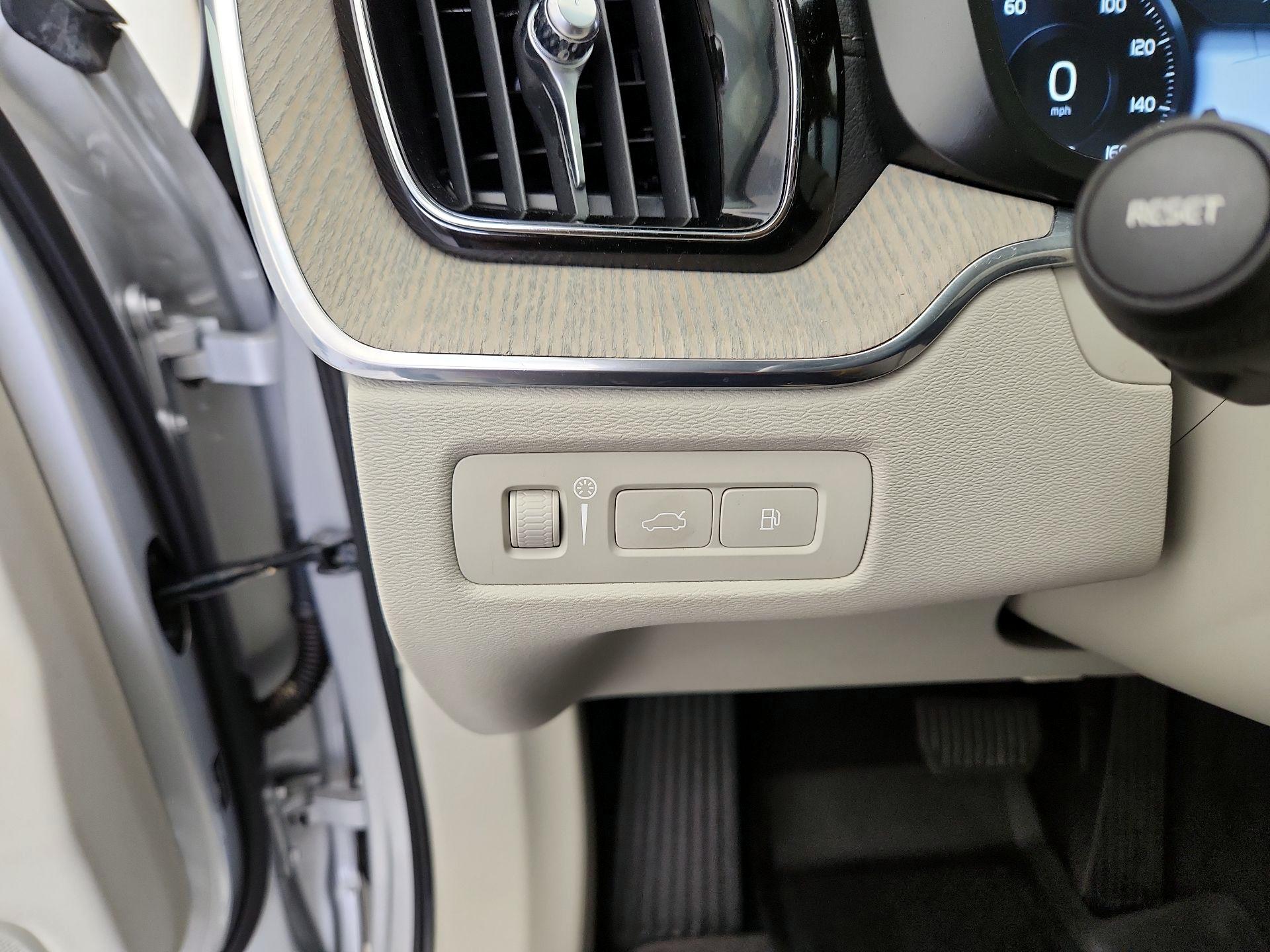 Thumbnail: 2021 Volvo XC60 - 13