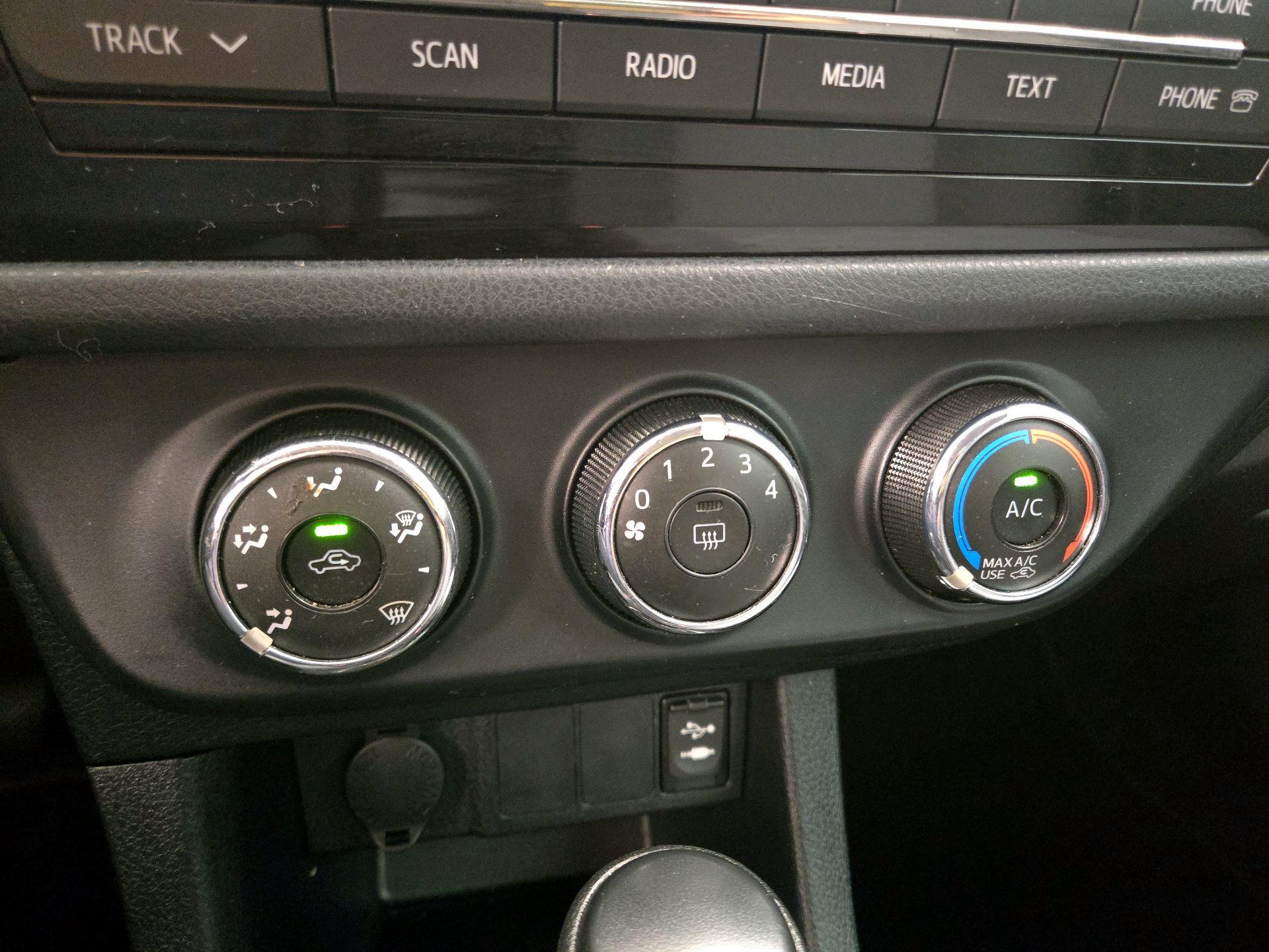 Thumbnail: 2014 Toyota Corolla - 15