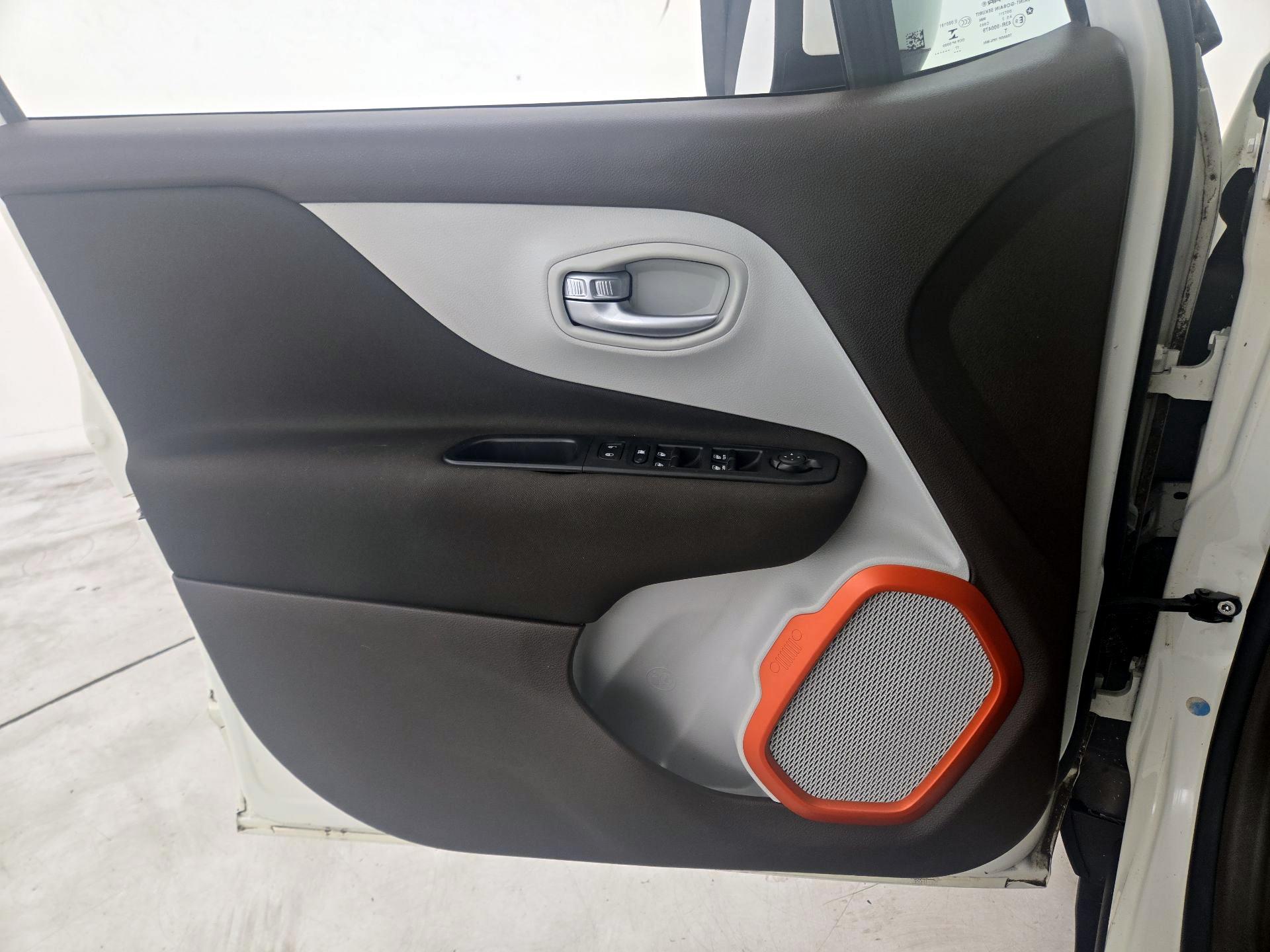 Thumbnail: 2017 Jeep Renegade - 12