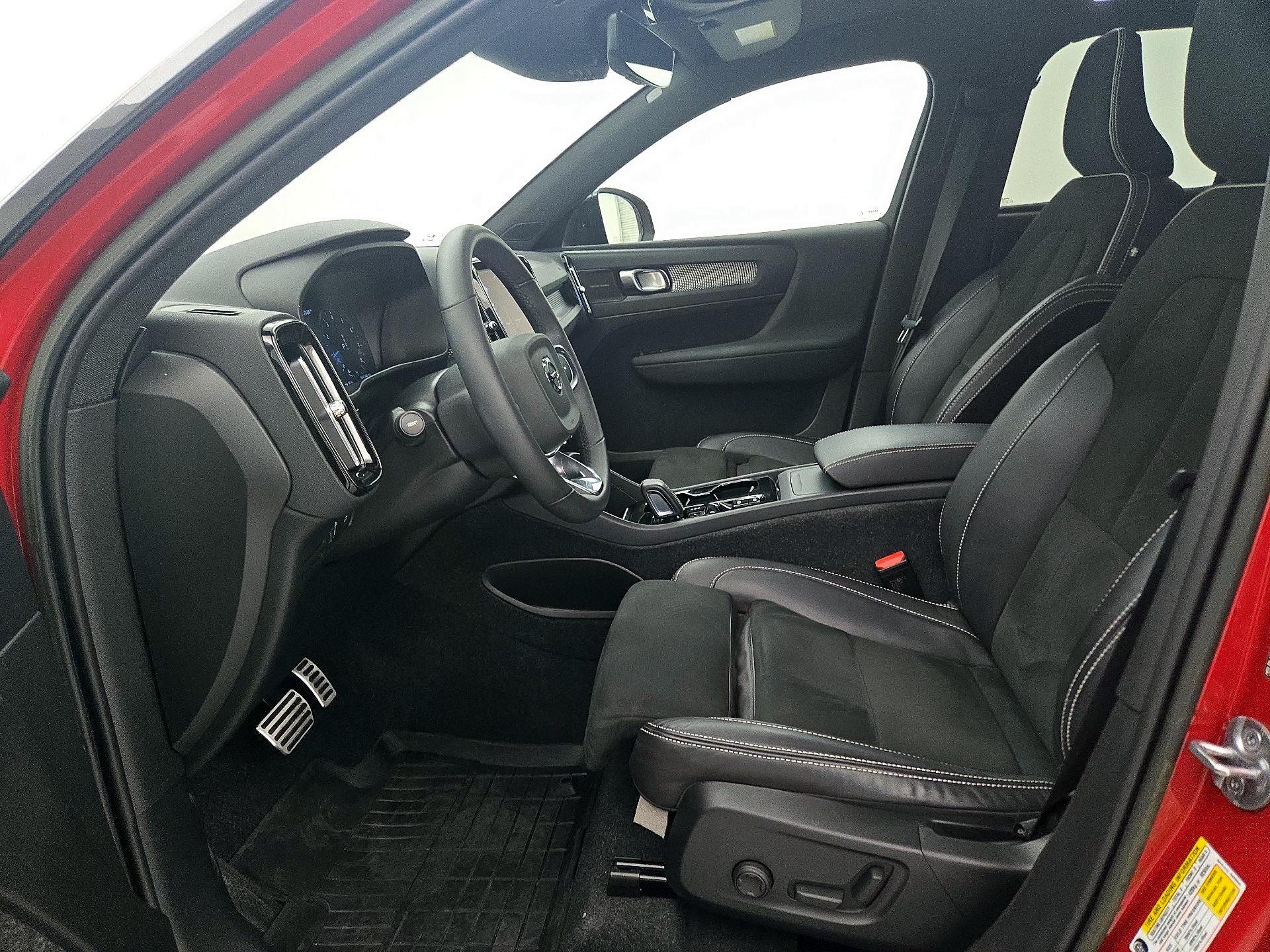 Thumbnail: 2022 Volvo XC40 - 11