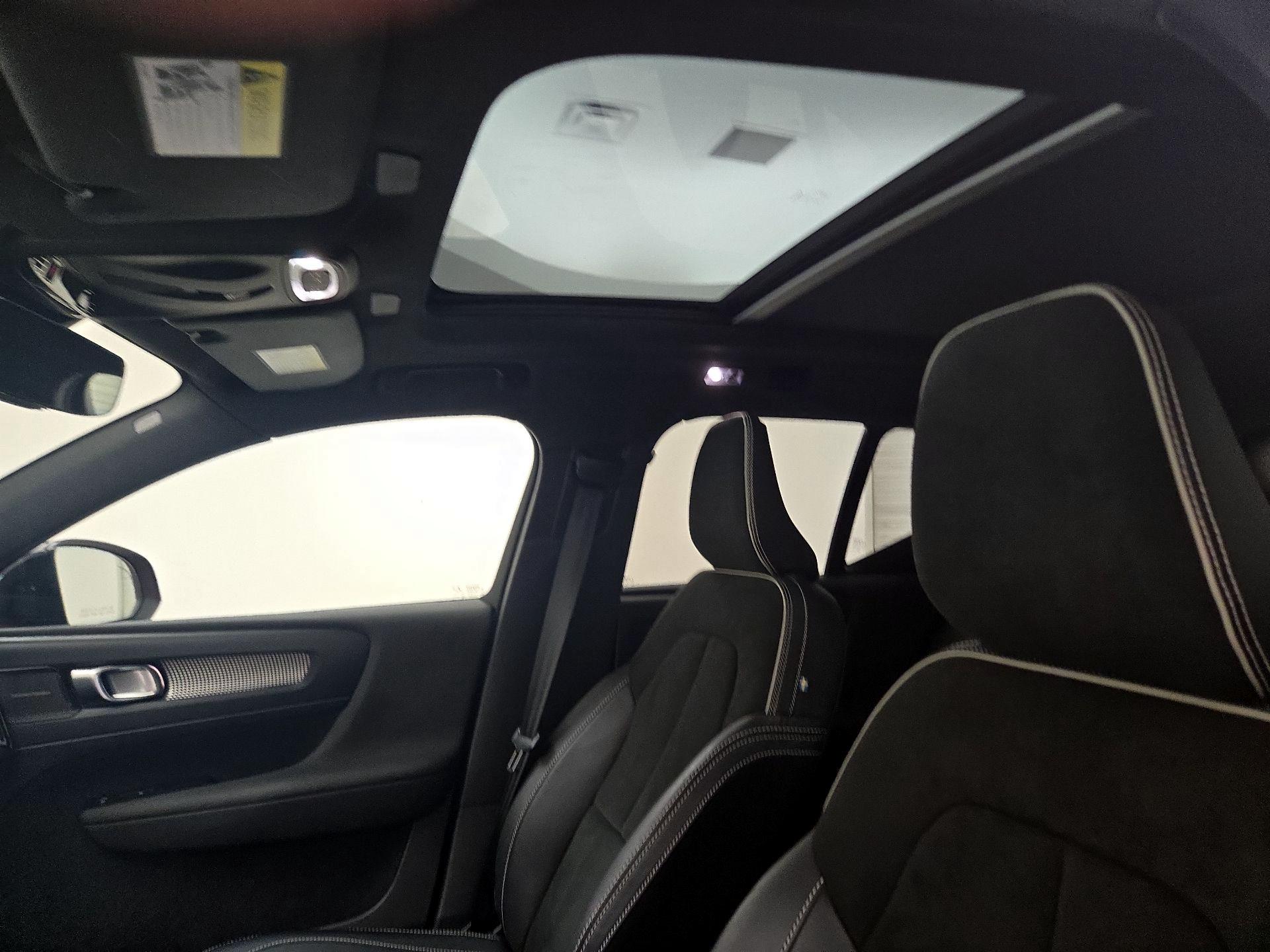 Thumbnail: 2022 Volvo XC40 - 20