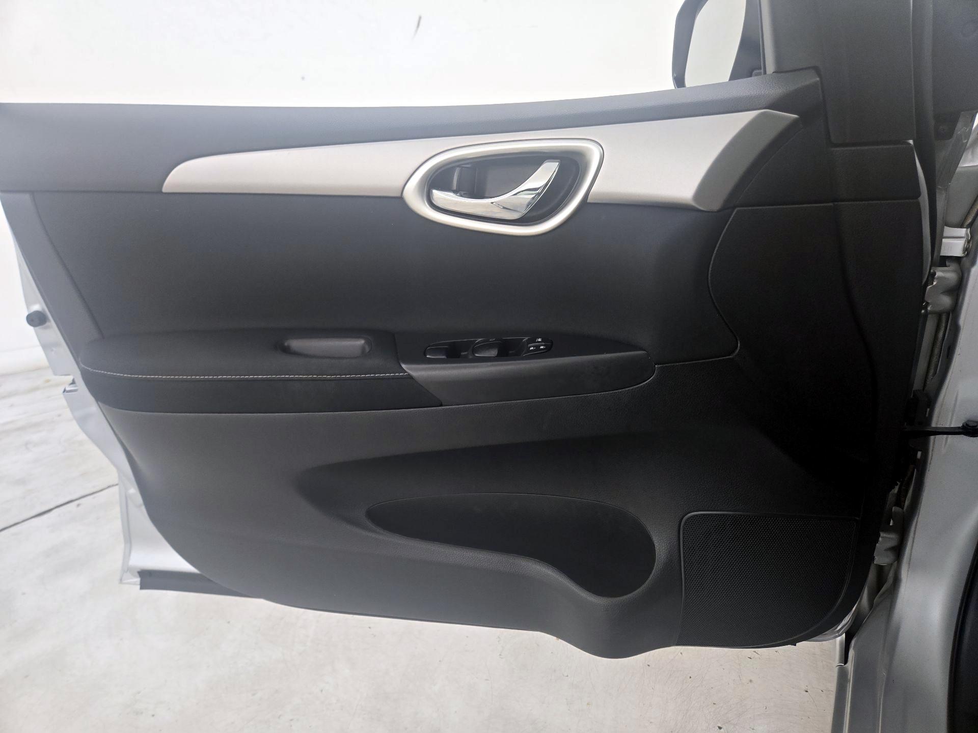Thumbnail: 2015 Nissan Sentra - 12