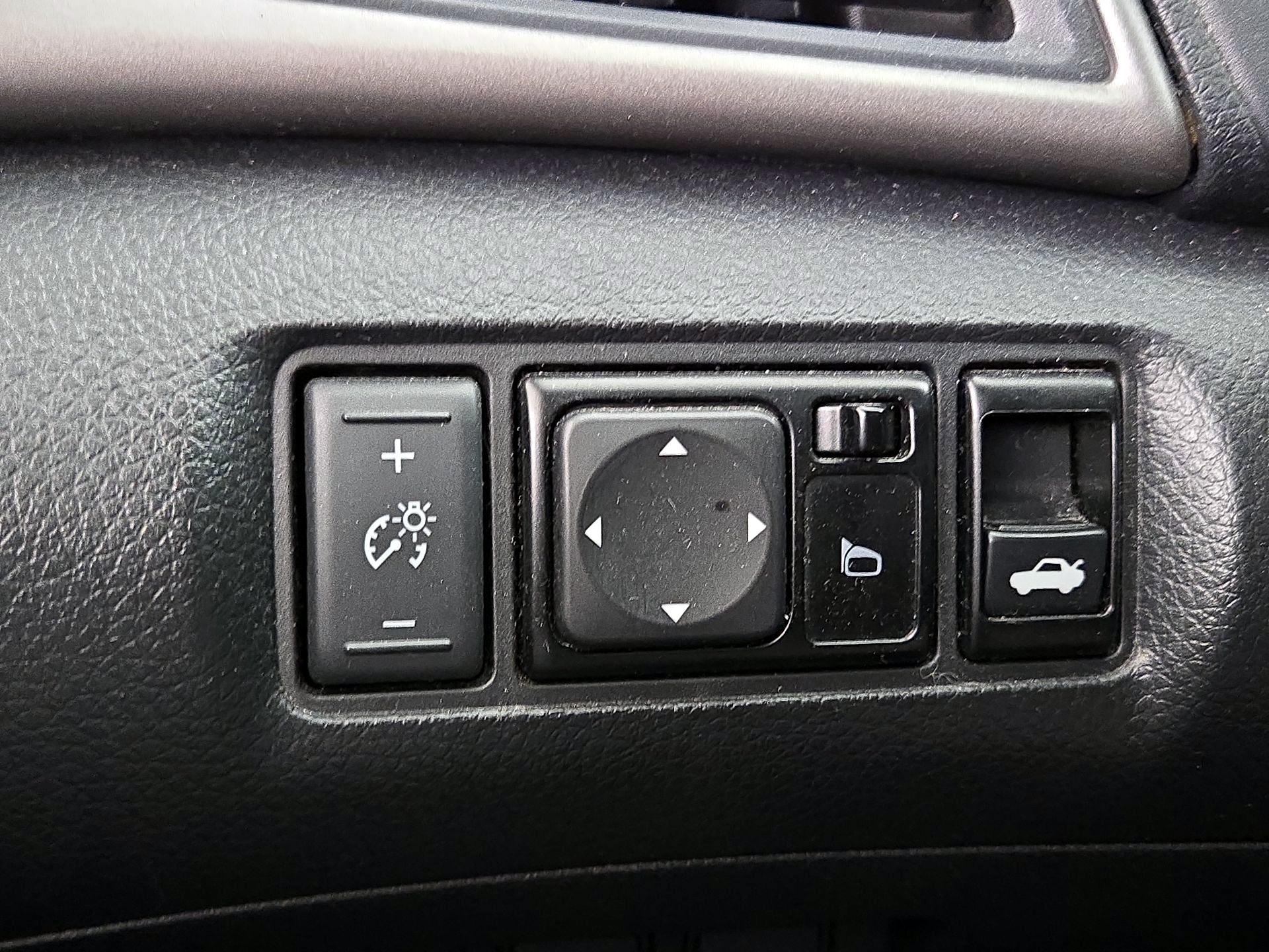 Thumbnail: 2015 Nissan Sentra - 13