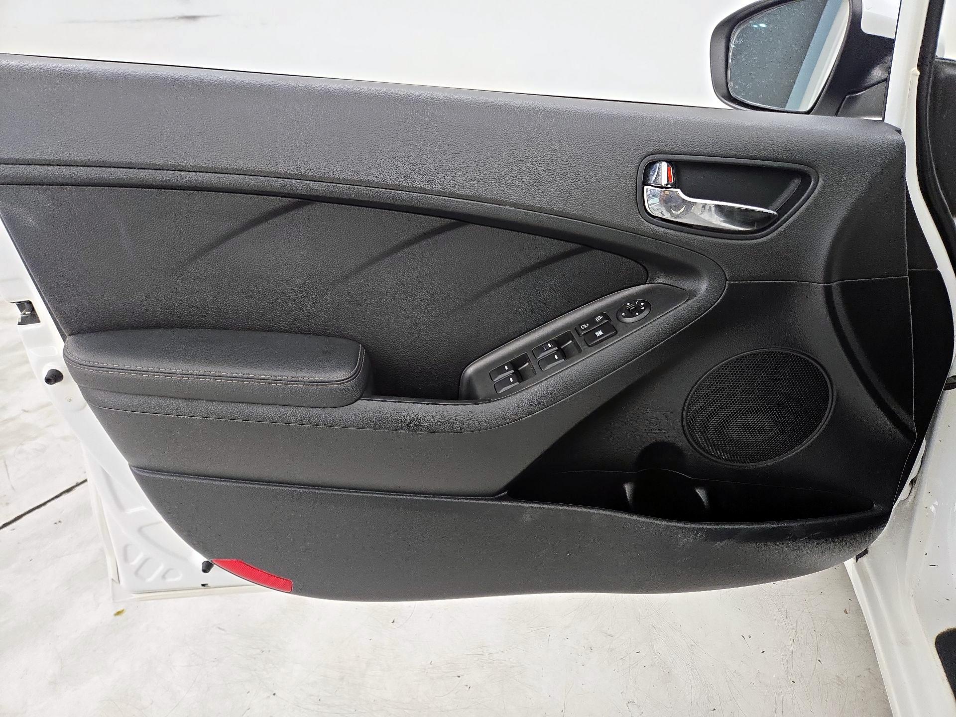 Thumbnail: 2016 Kia Forte - 12