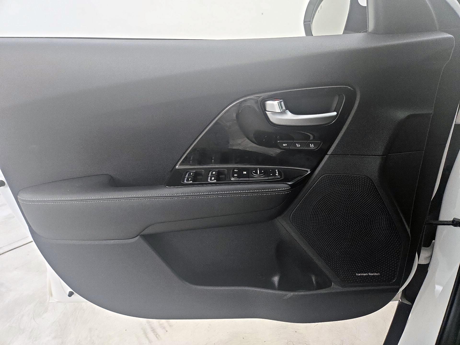 Thumbnail: 2017 Kia Niro - 12