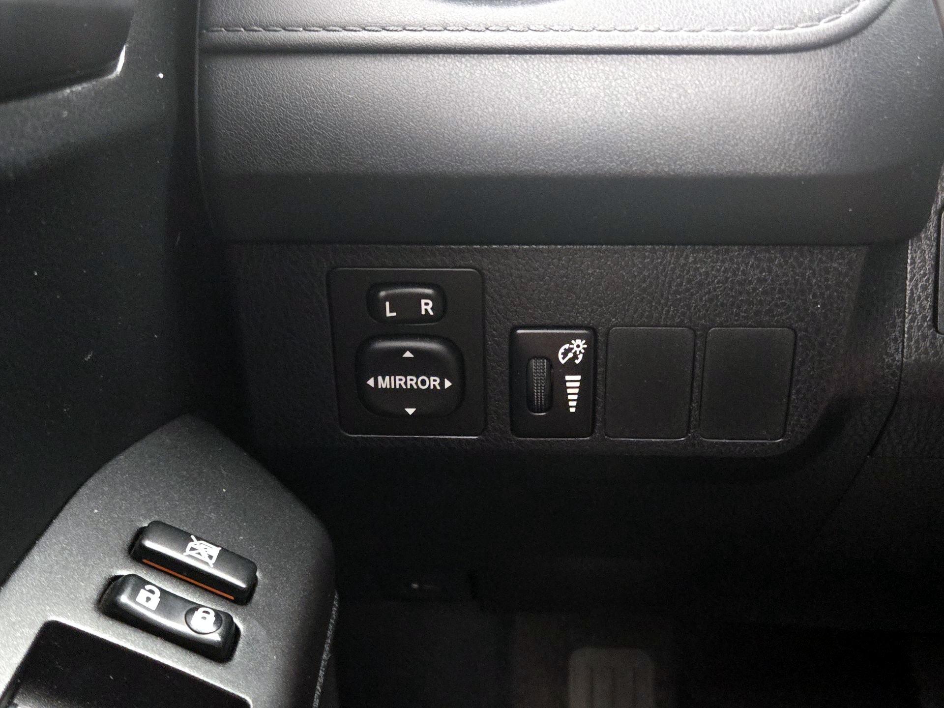 Thumbnail: 2016 Toyota RAV4 - 13