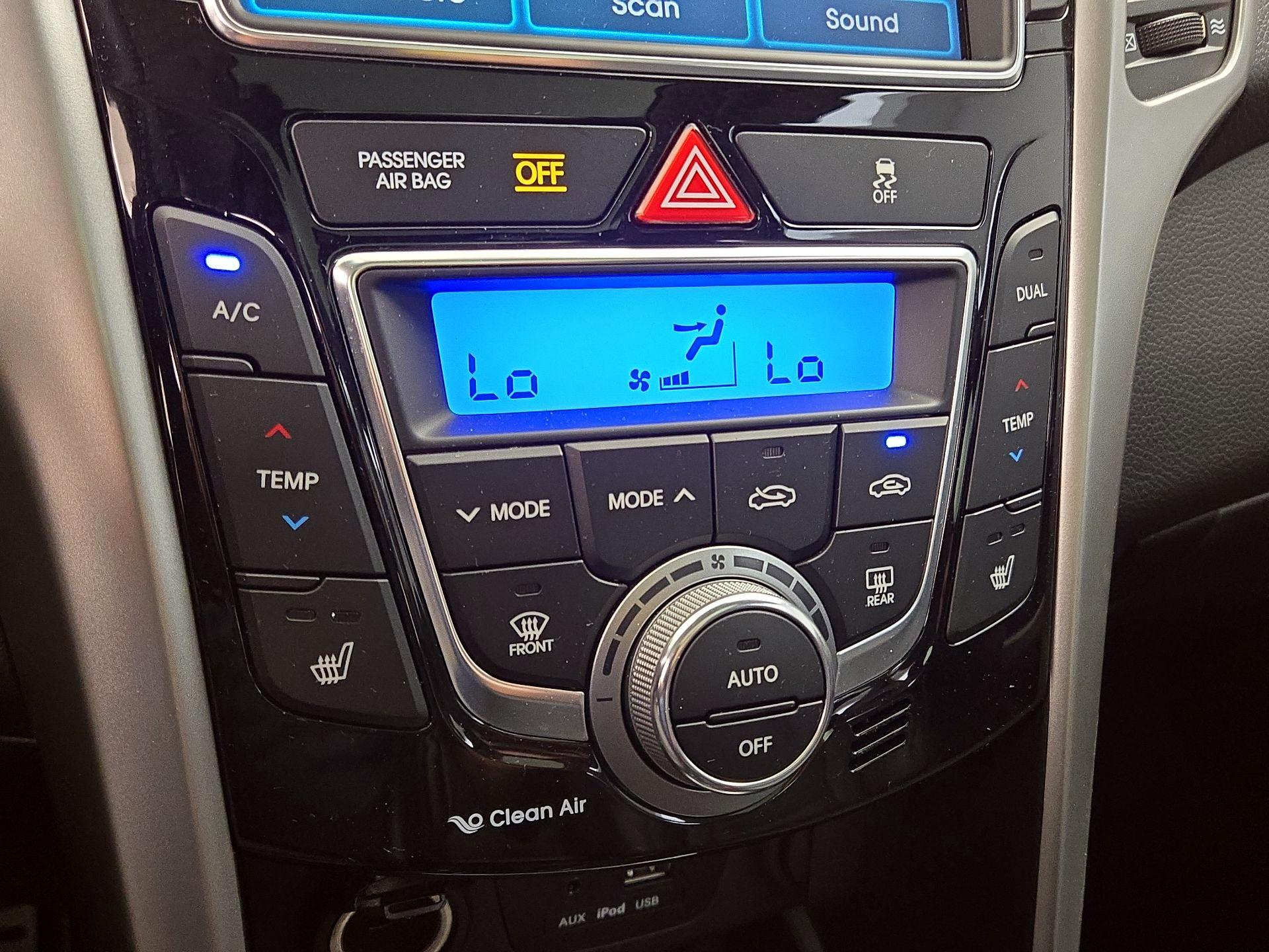 Thumbnail: 2015 Hyundai Elantra - 17
